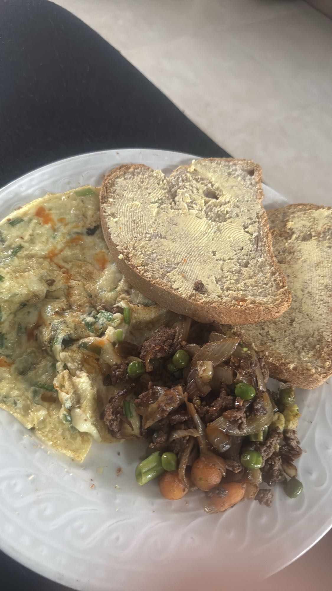 Omelette with toast & beef