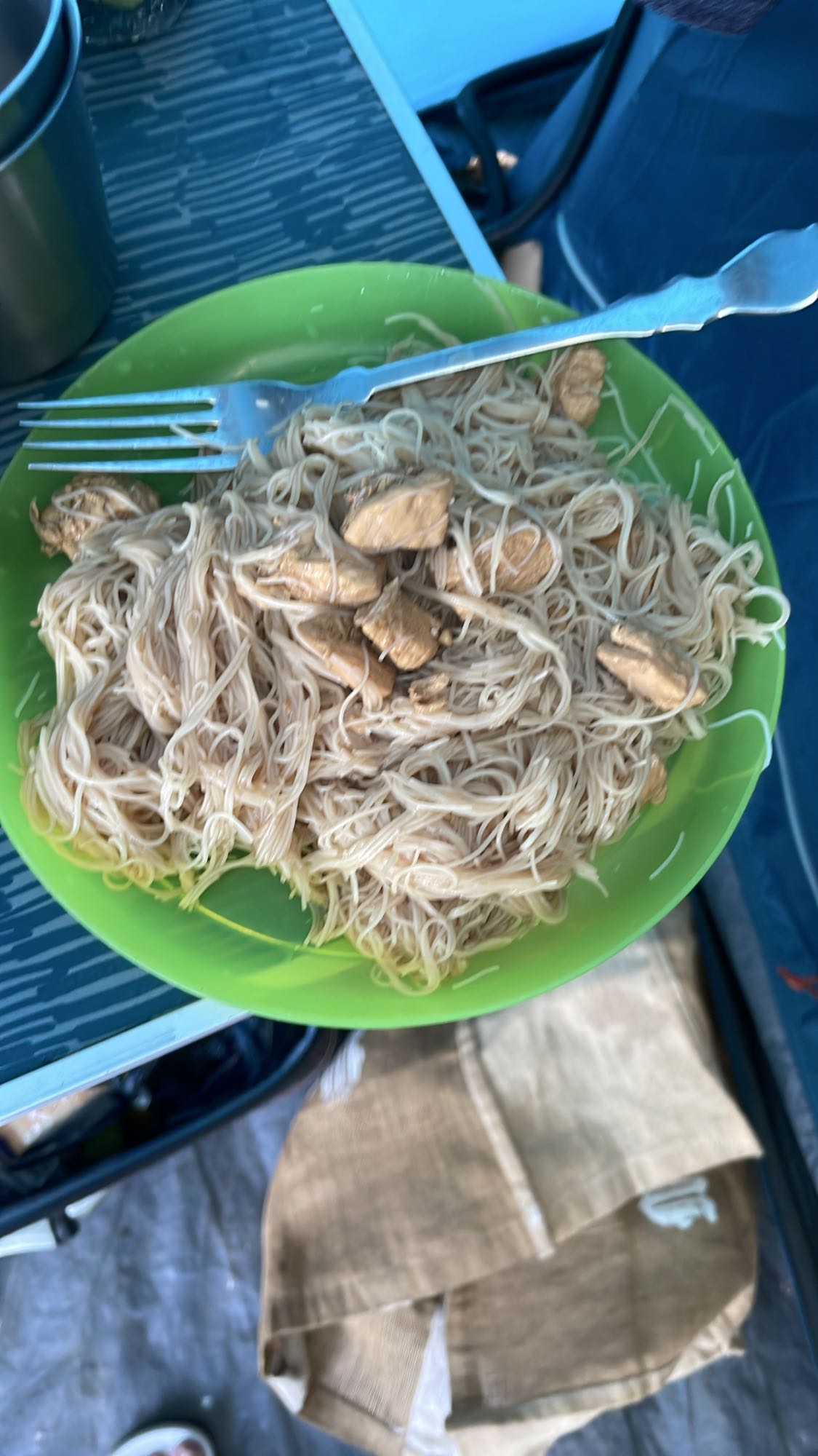 Tăiței de orez cu pui