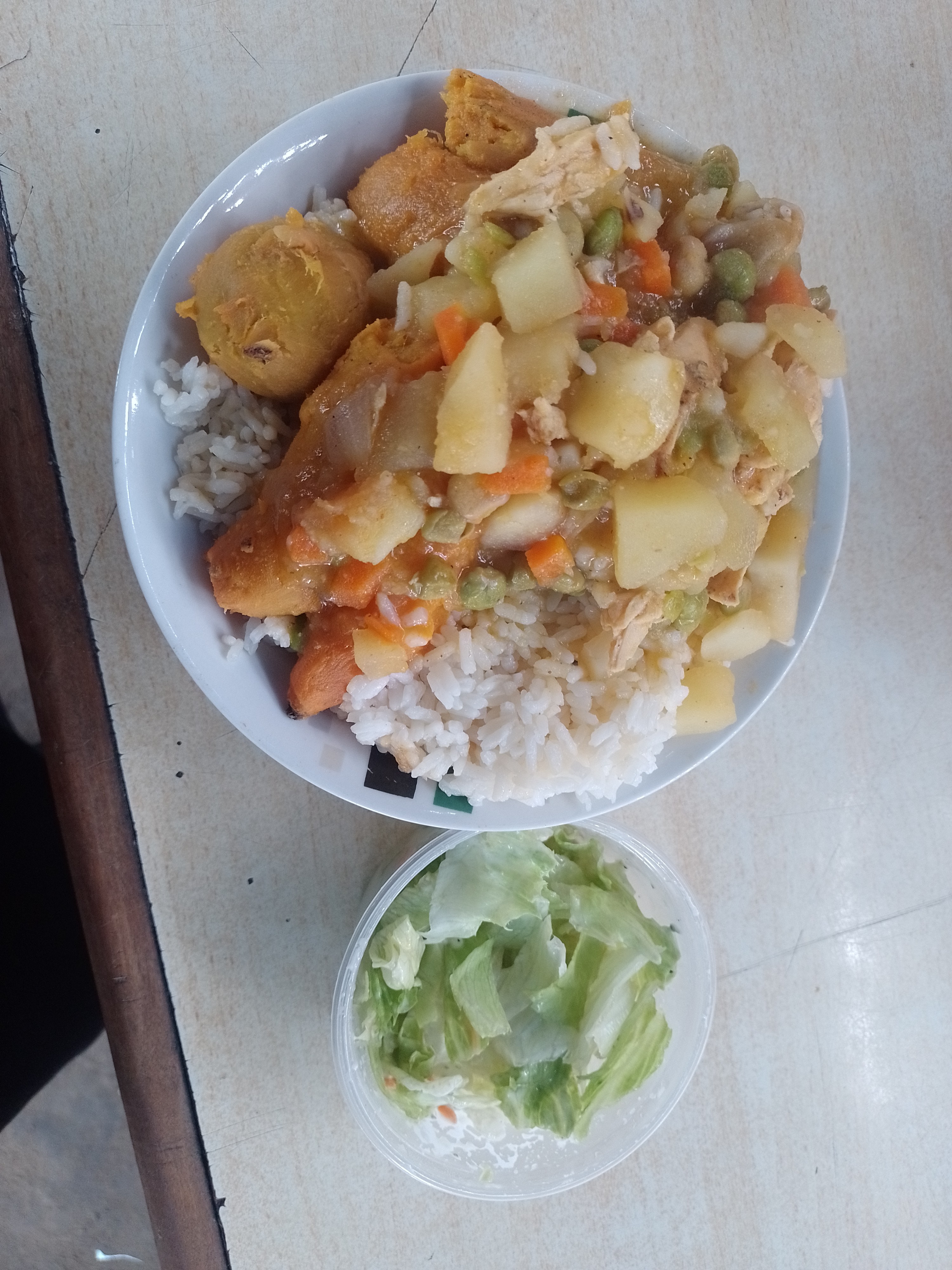 Arroz con pollo y ensalada