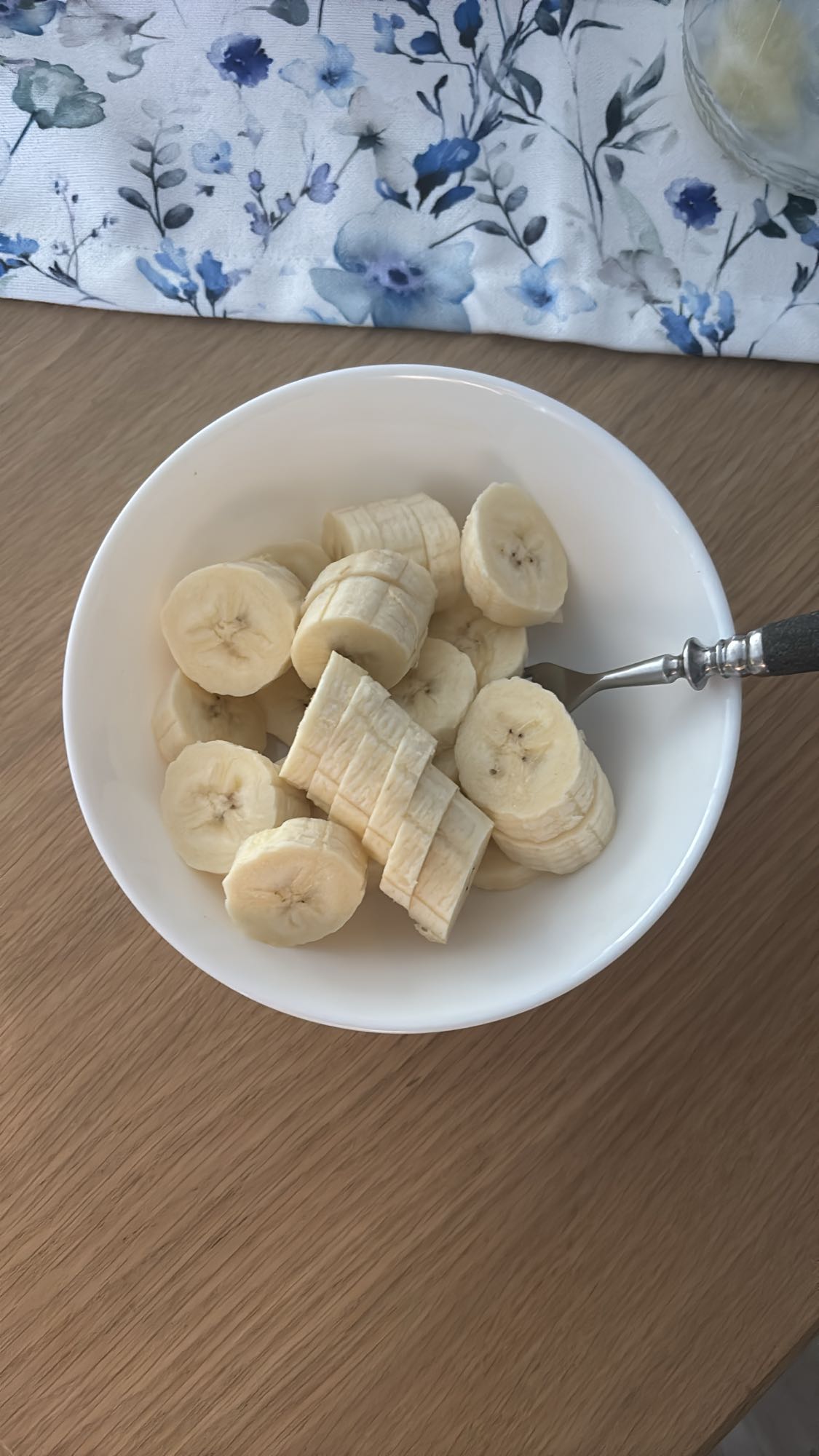 Pokrojony banan w misce