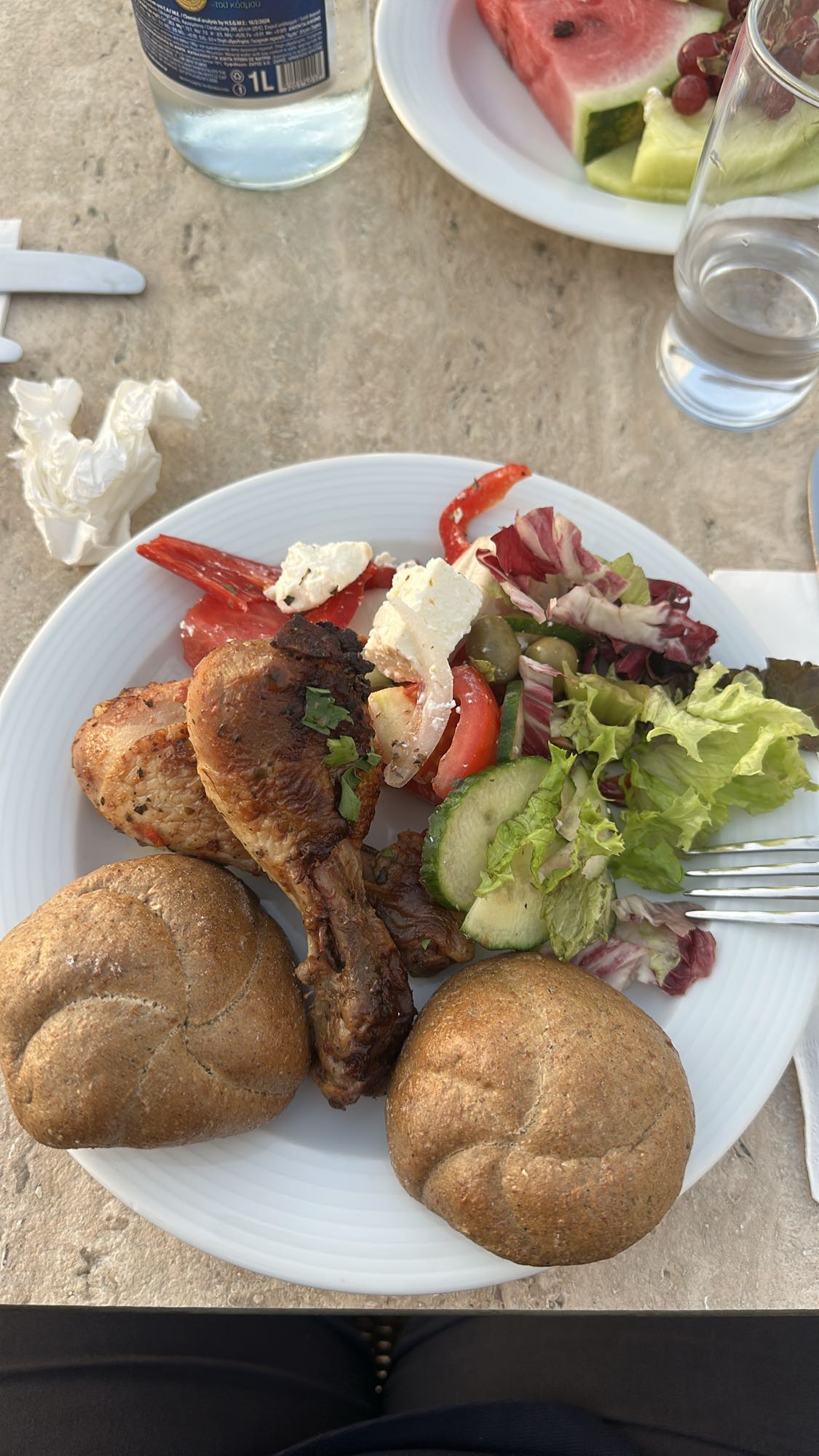 Pui cu salată și chifle