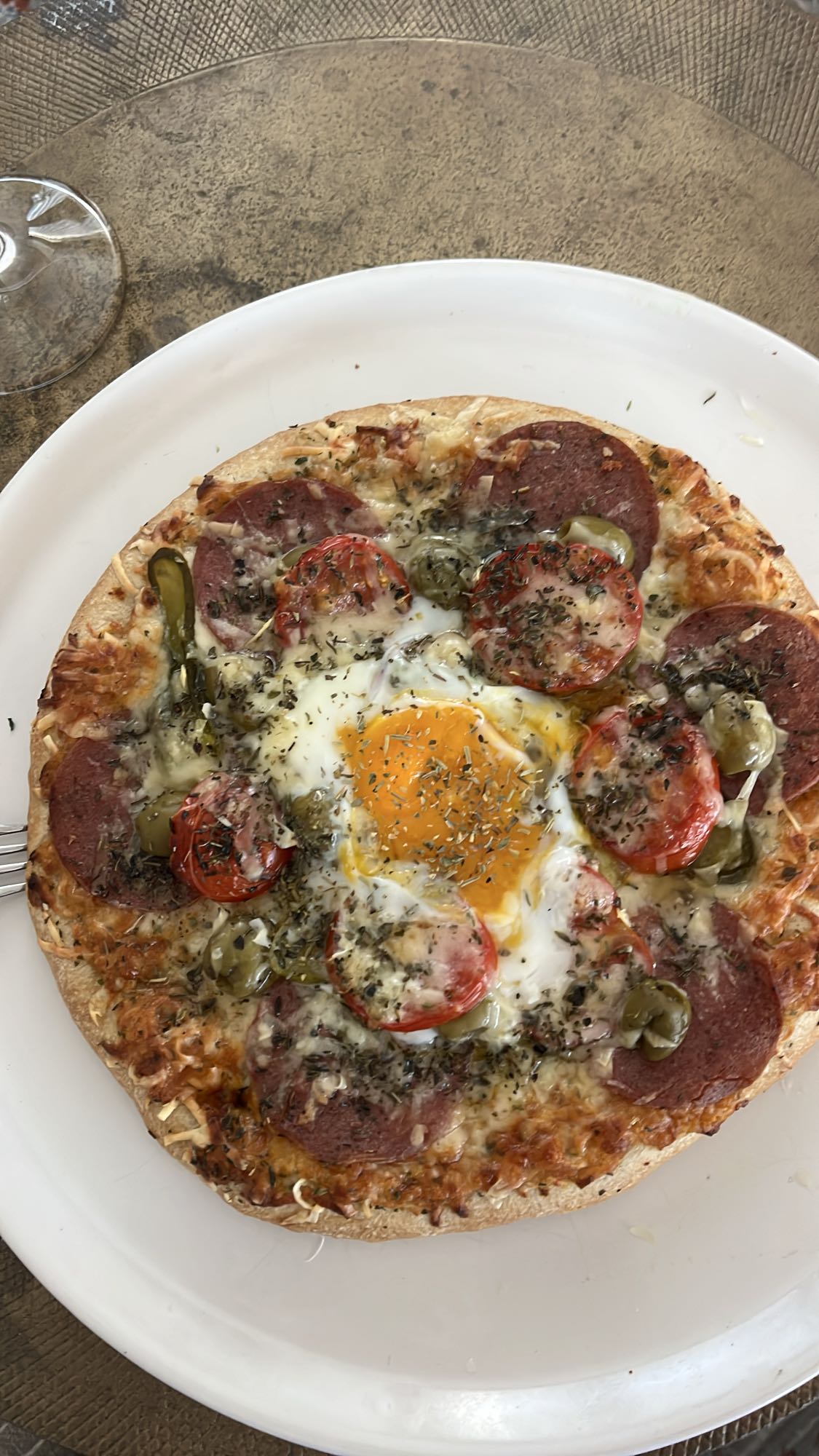 Pizza met ei en salami
