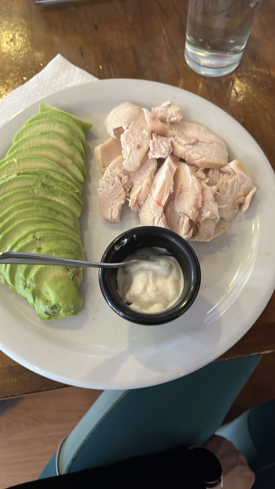 Pollo con aguacate y aderezo