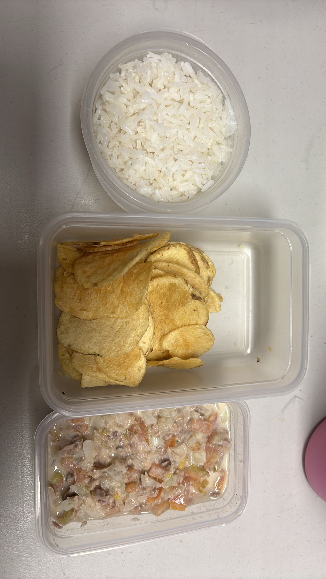 arroz, papas fritas y ensalada de atún