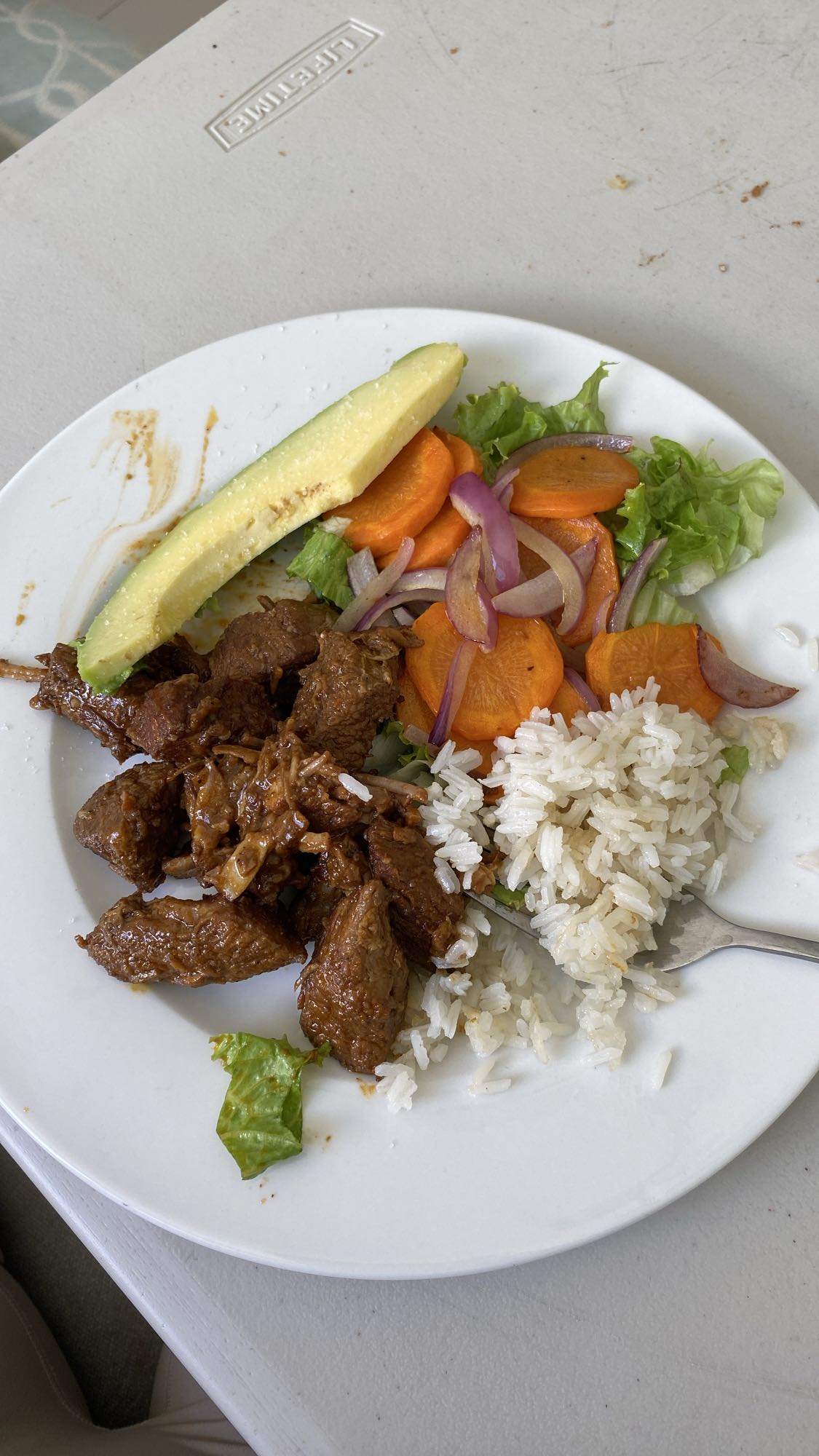 Carne con arroz y ensalada