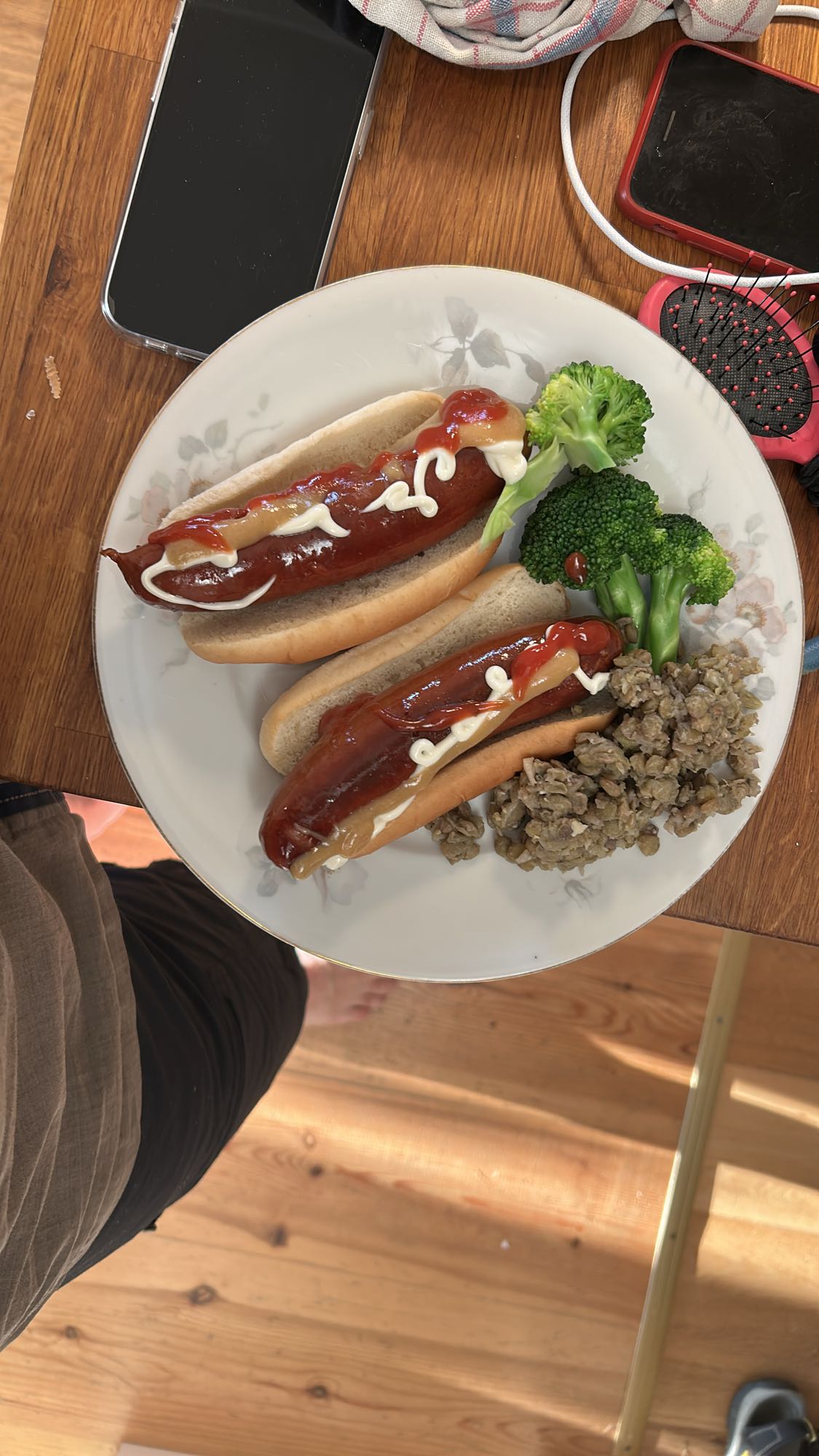 Korv med bröd och grönsaker