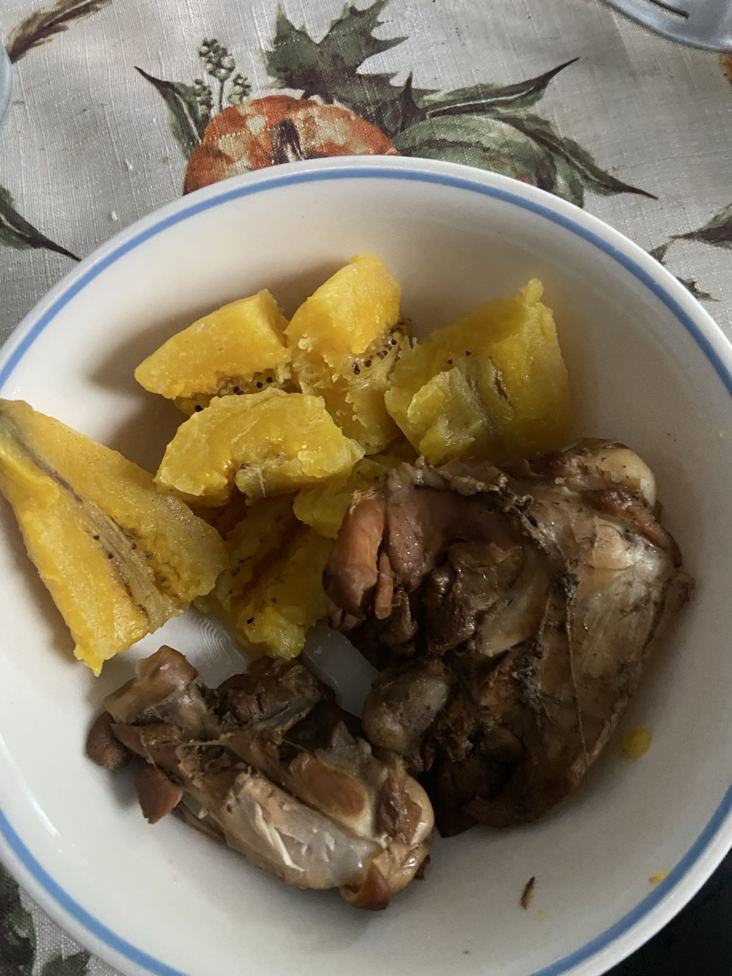 Pollo con plátano hervido