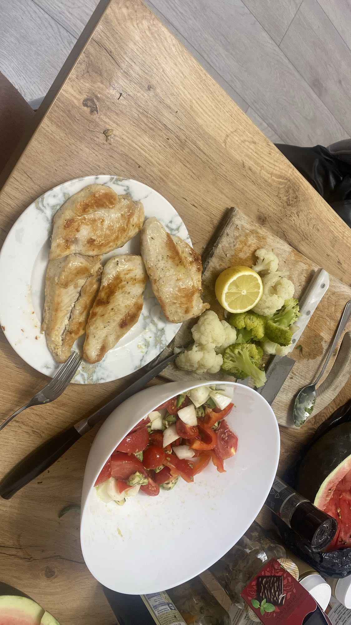 Piept de pui cu legume și salată