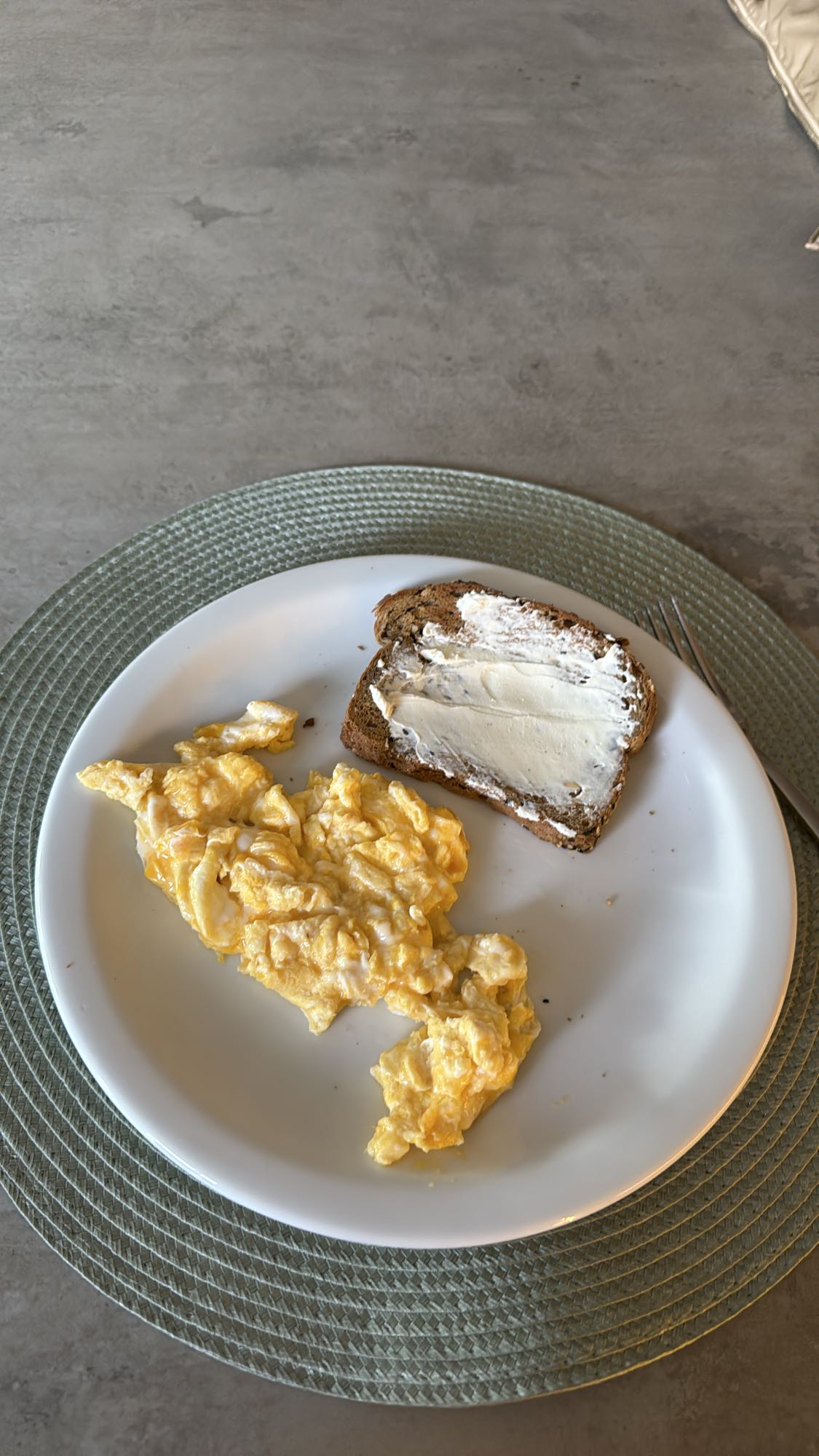 Huevos revueltos y pan