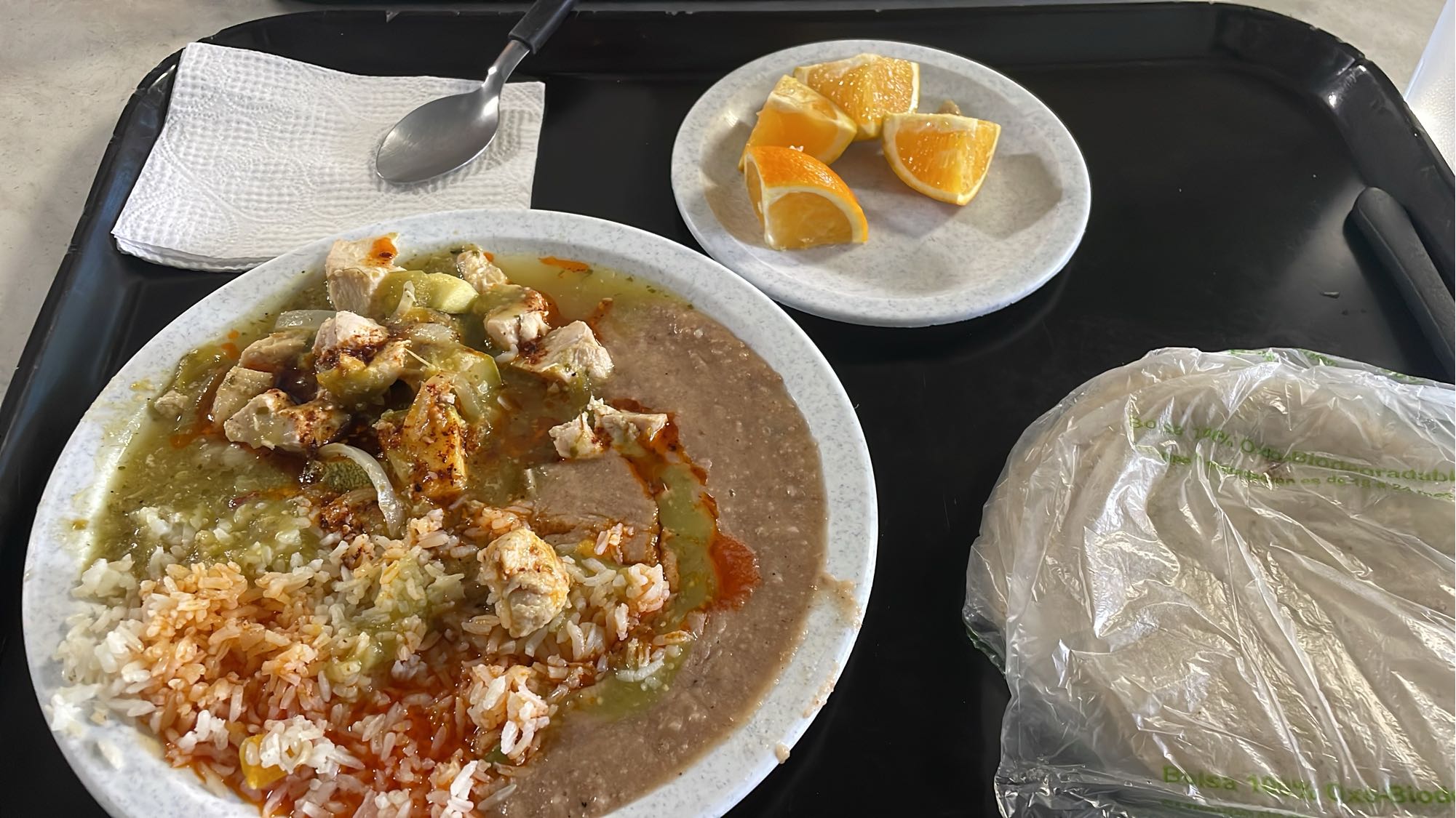 Pollo con arroz y frijoles