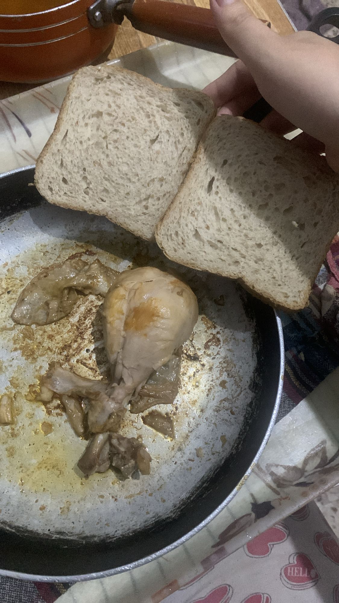 Poulet et pain tranches