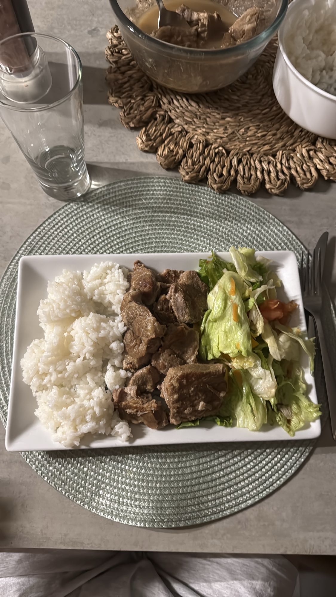 Arroz con carne y ensalada