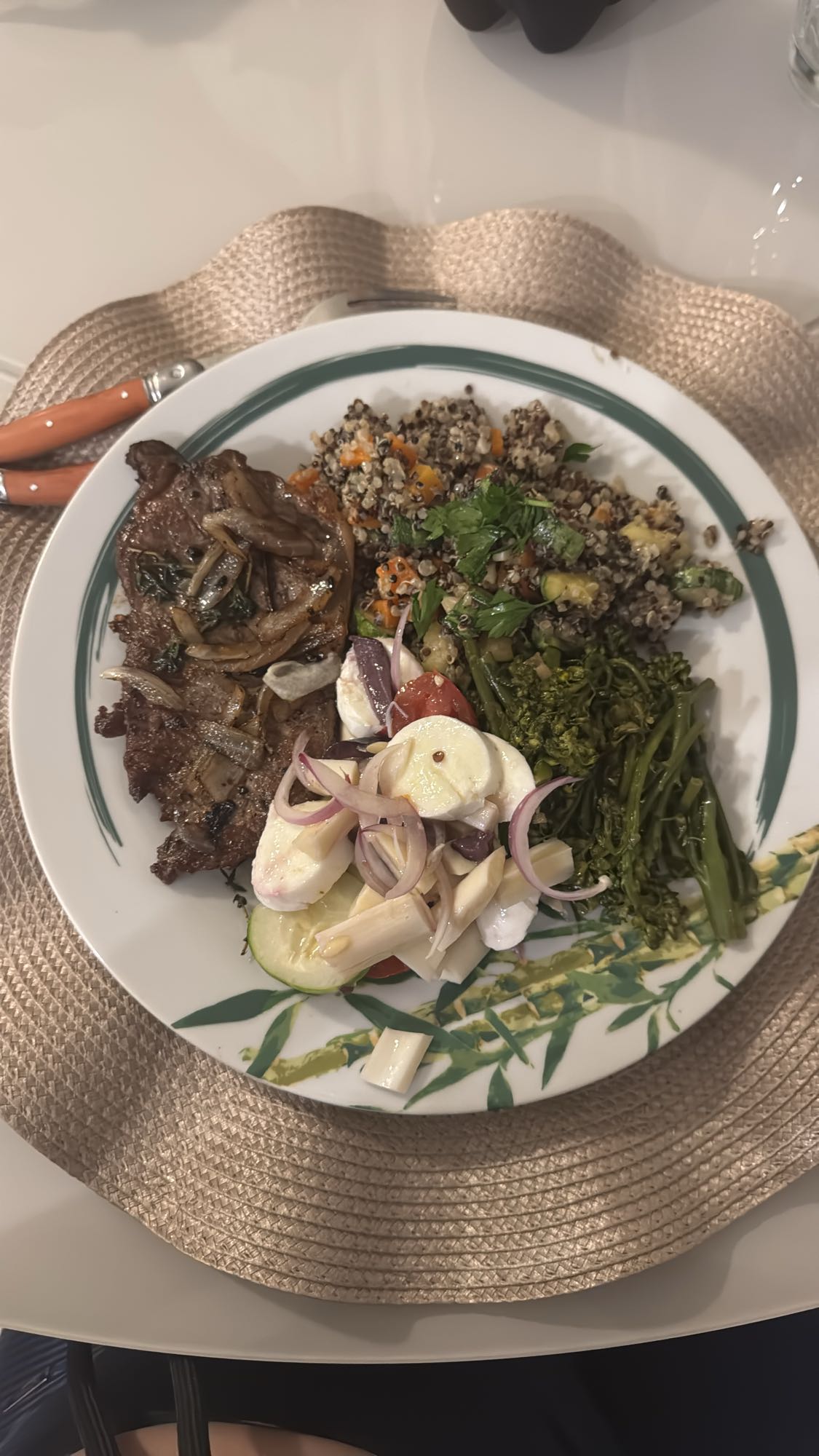 Bife com salada e quinoa