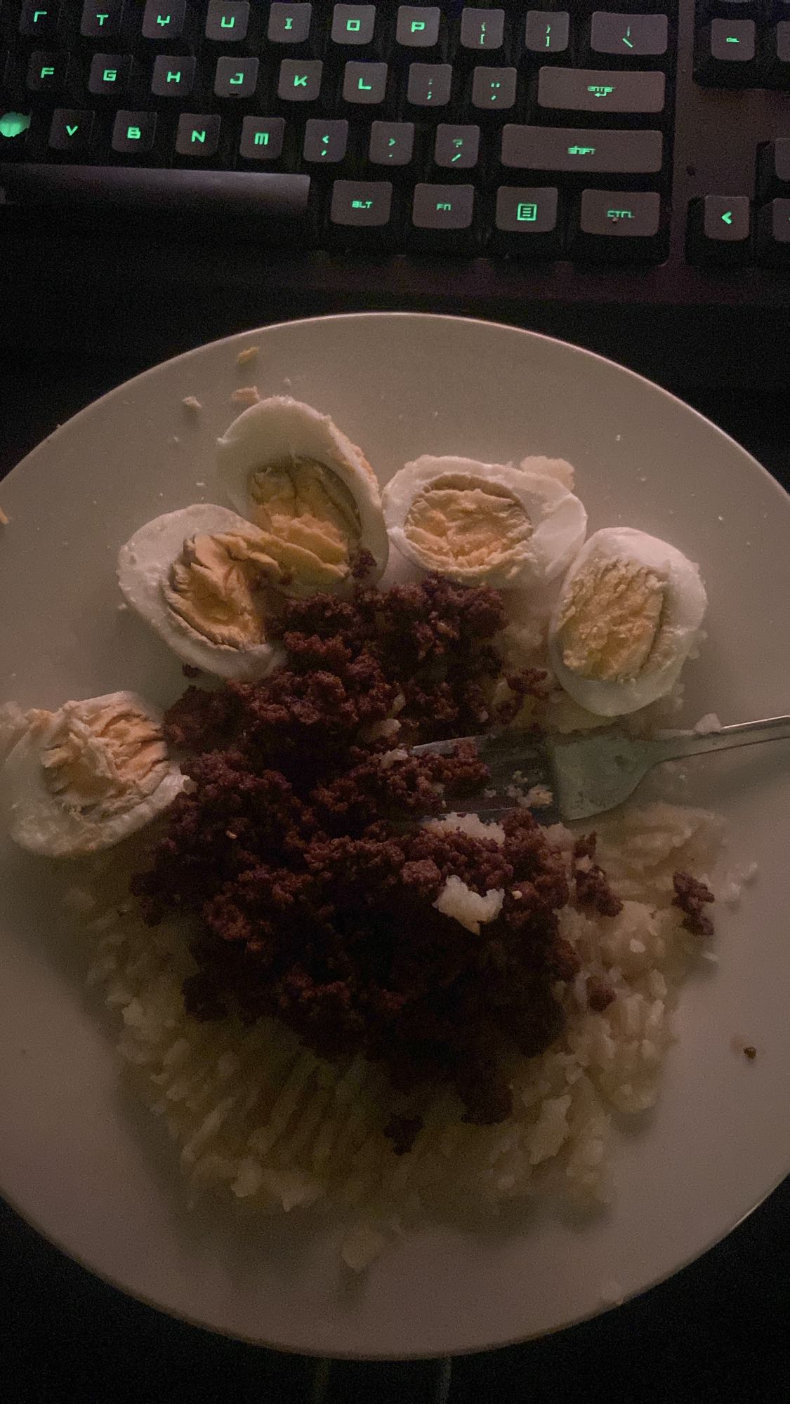 arroz con huevo y carne molida