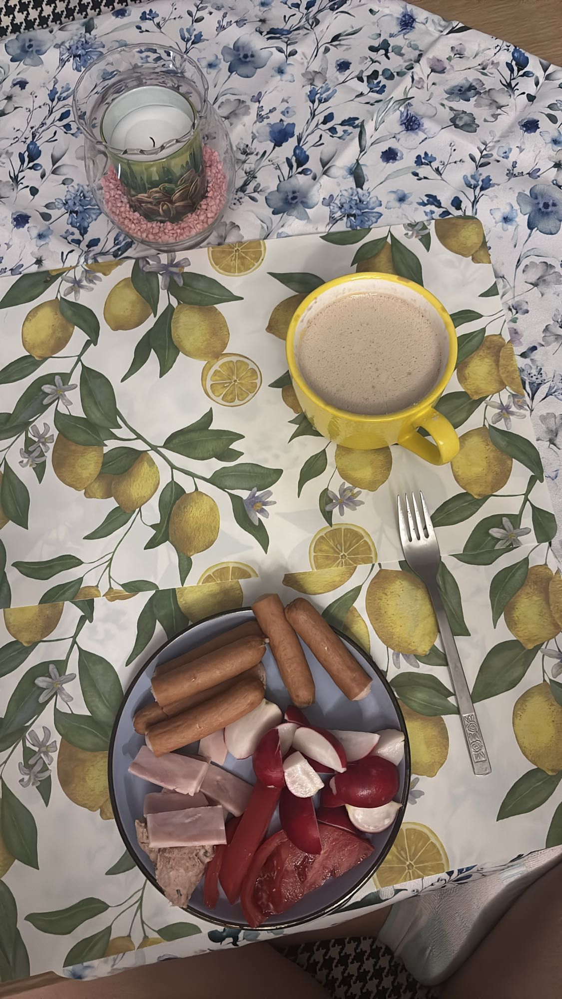 Śniadanie z parówkami