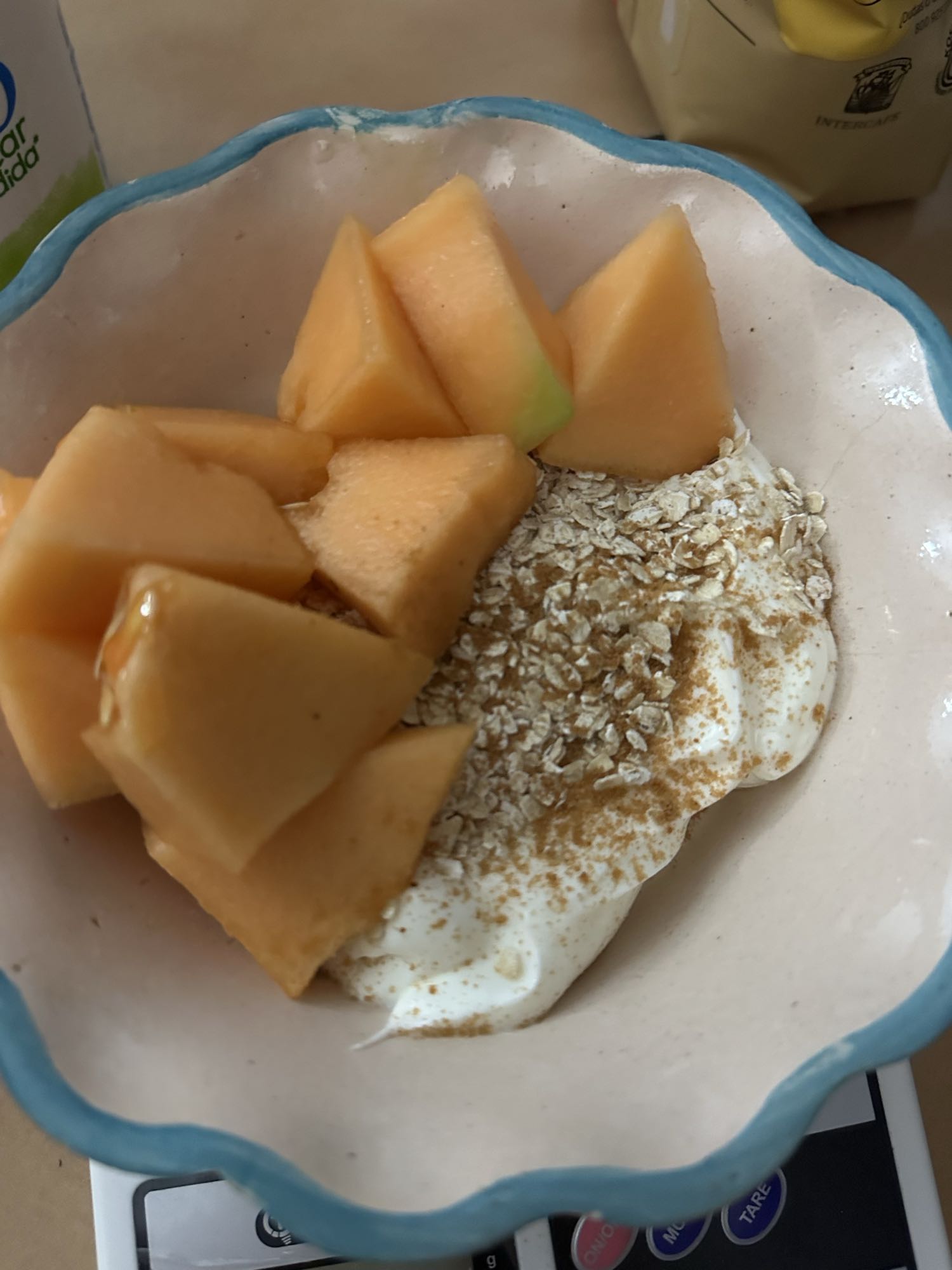 Yogur con melón y avena