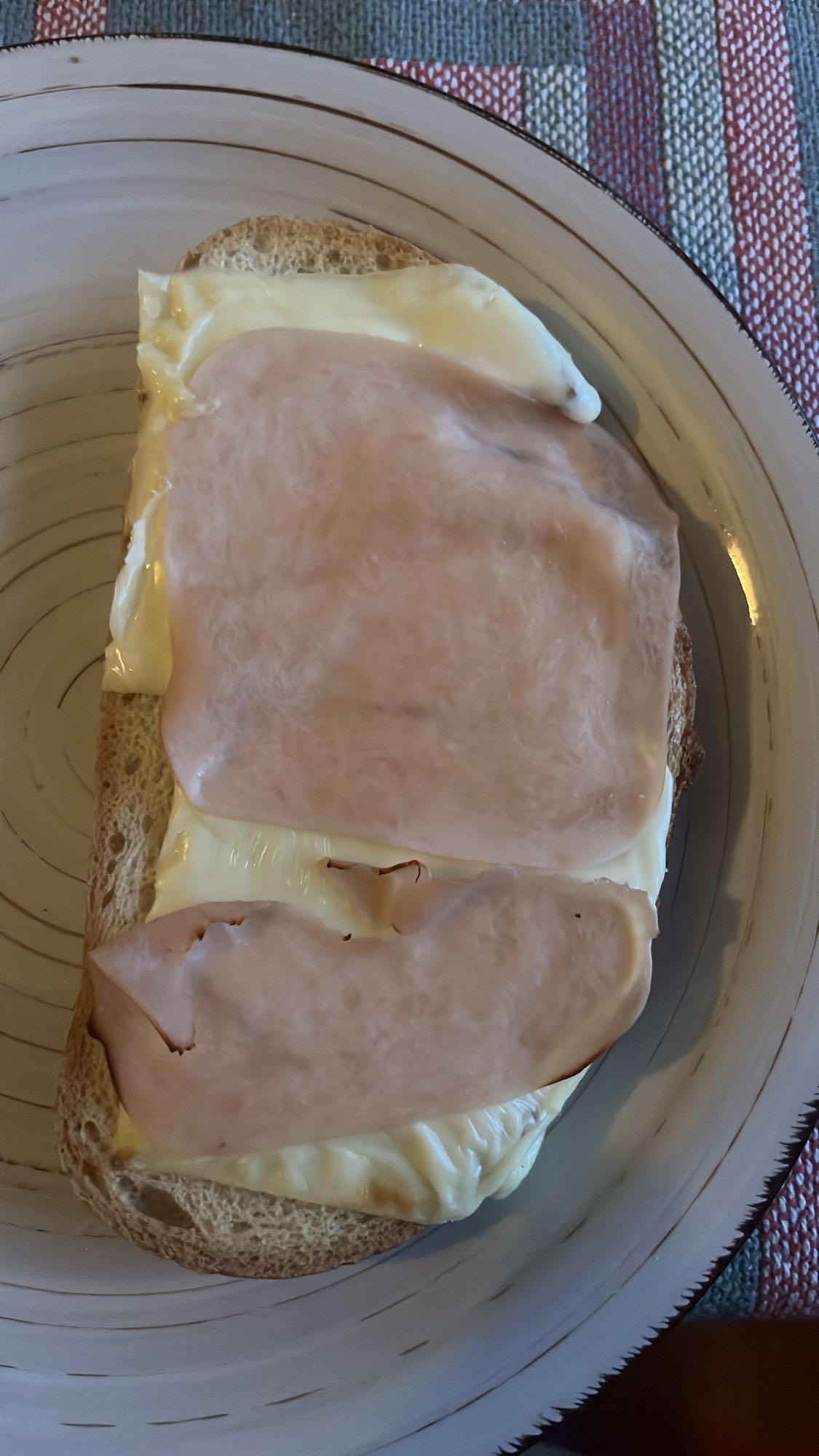 Pan con jamón y queso