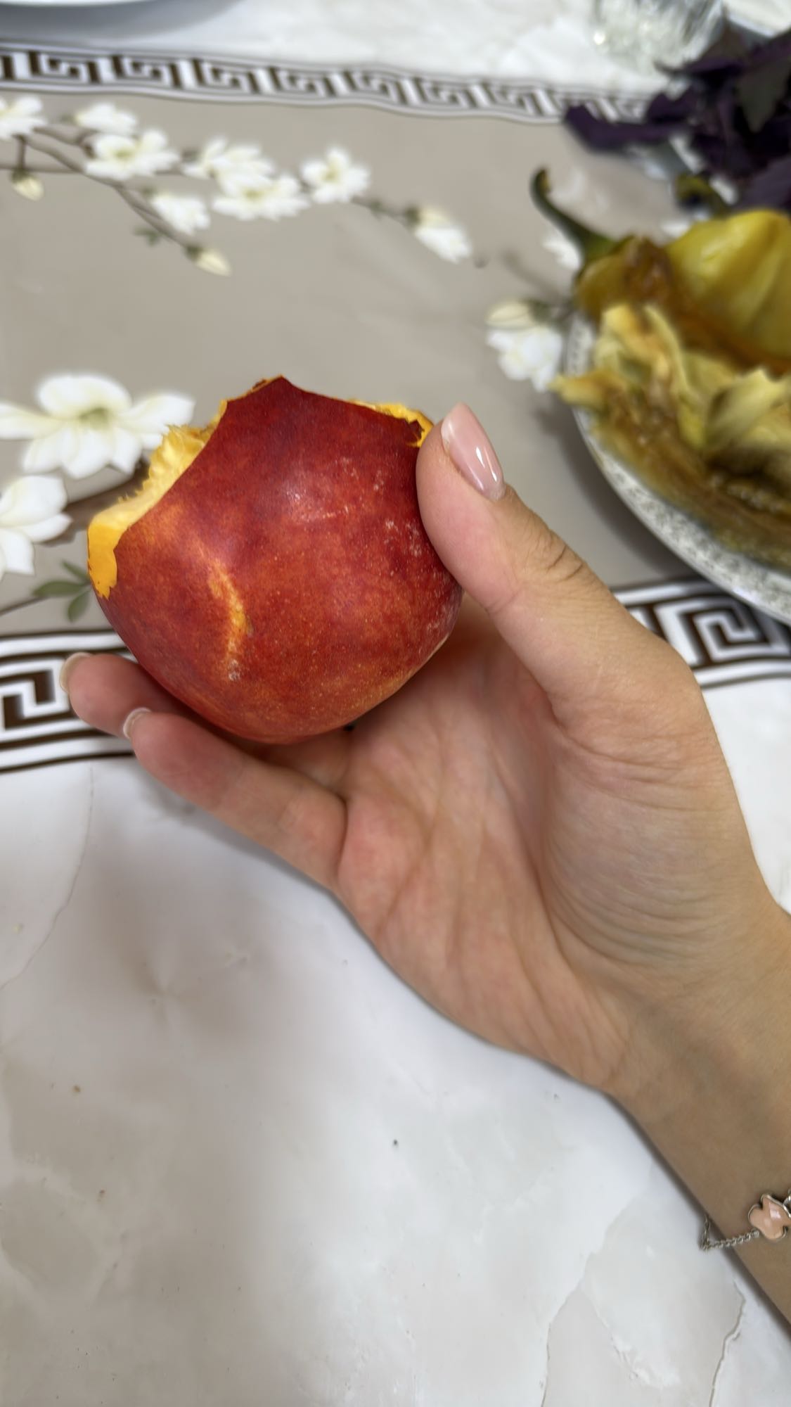 персик в руке
