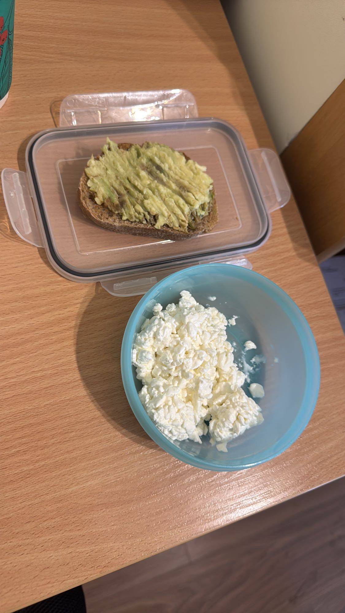 Тост с авокадо и творог