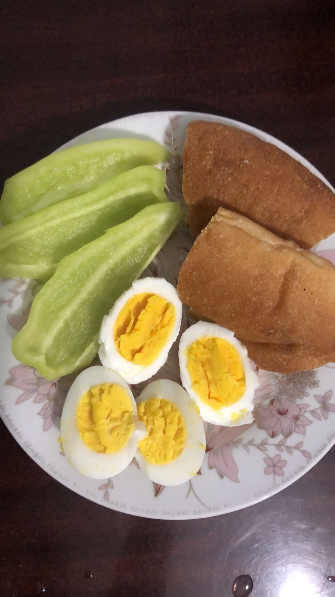 Яйца с хлебом и перцем