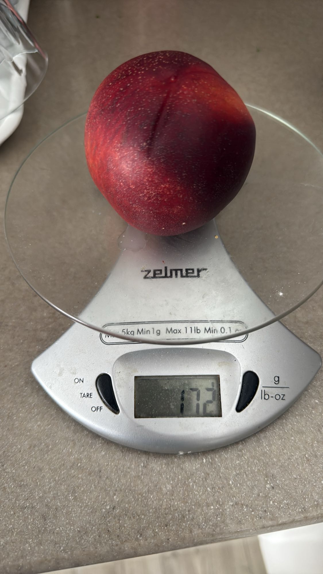 Nectarina proaspătă