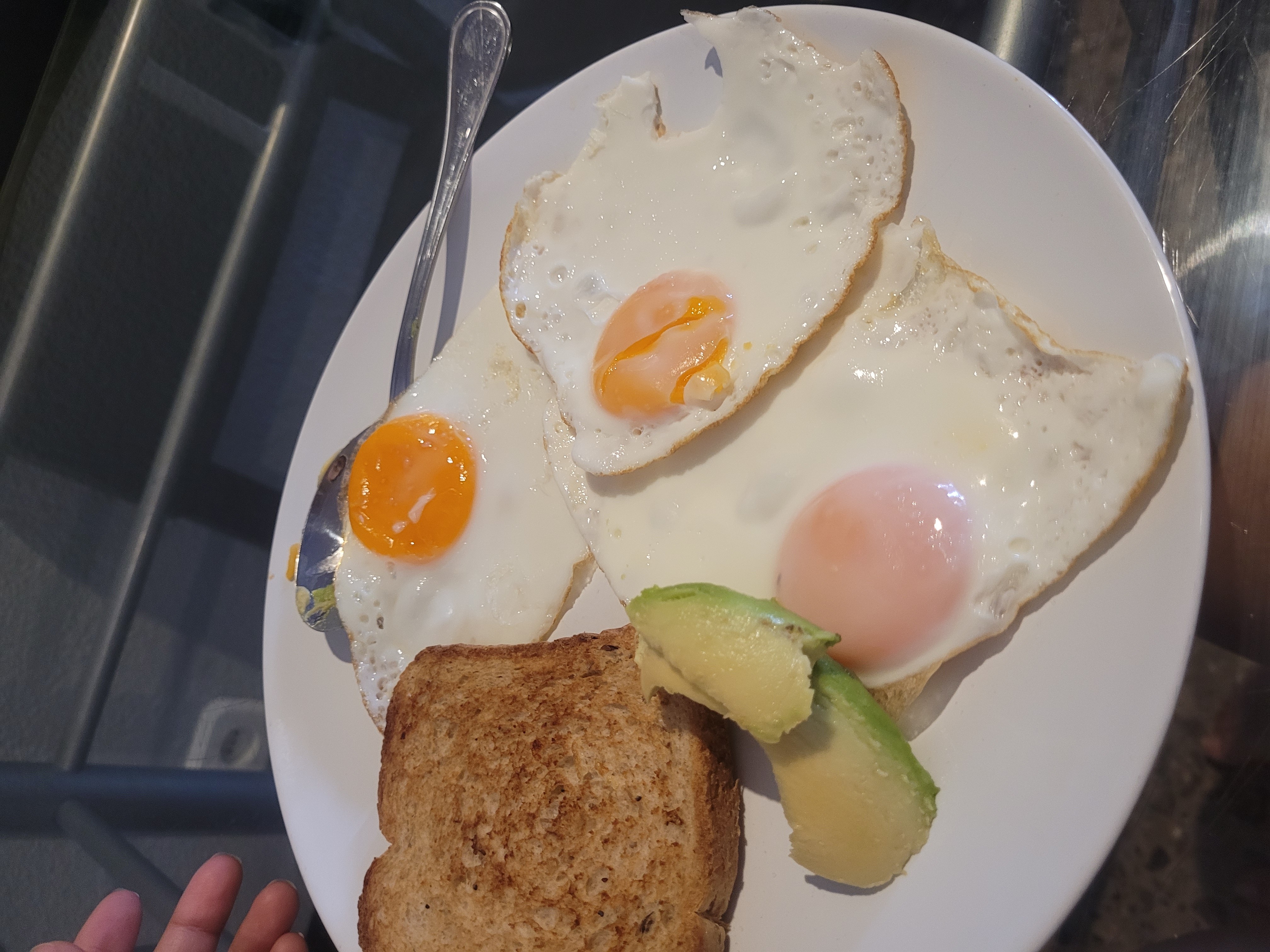 Huevos con pan y aguacate