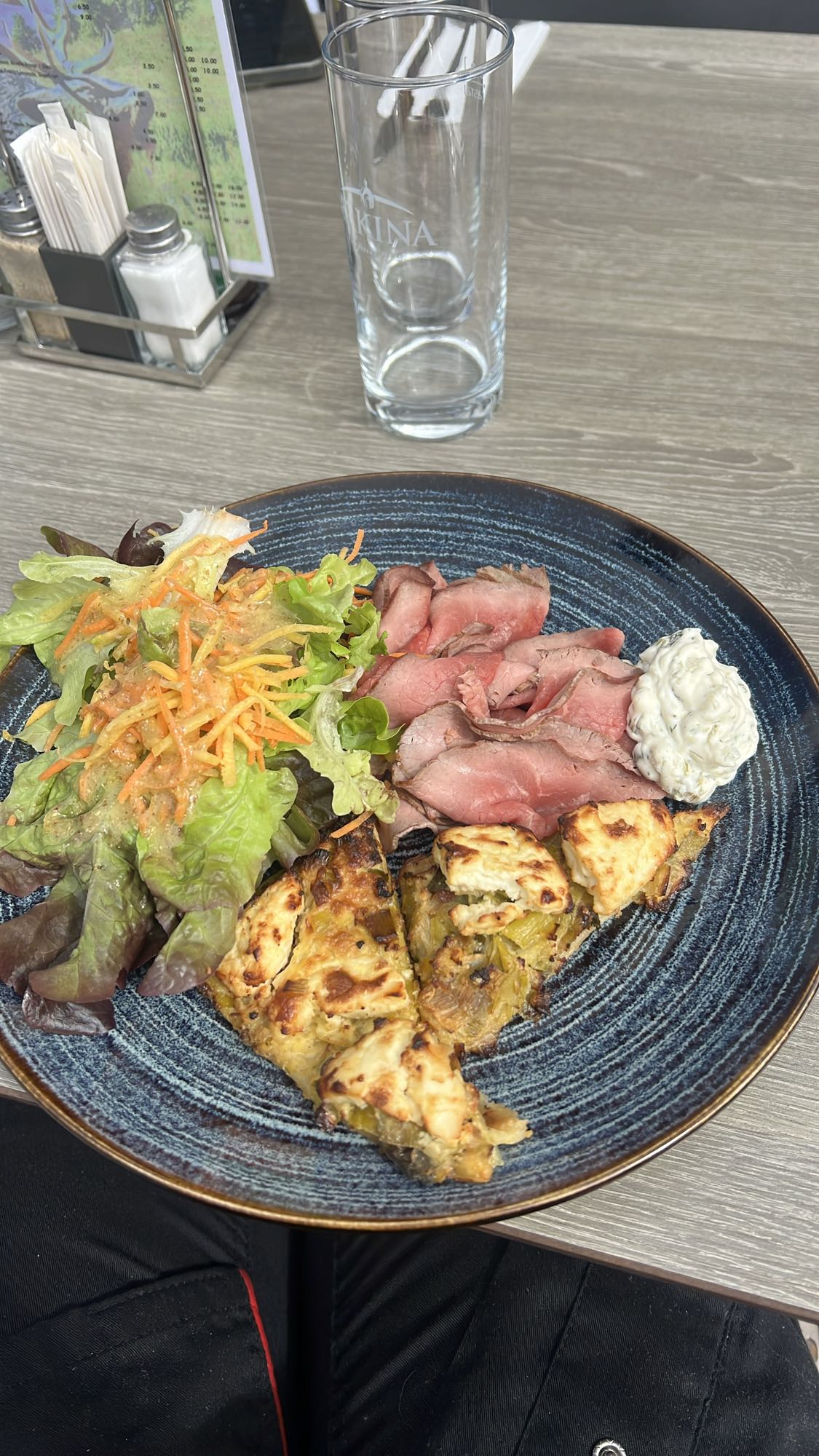 Assiette rôti, quiche, salade