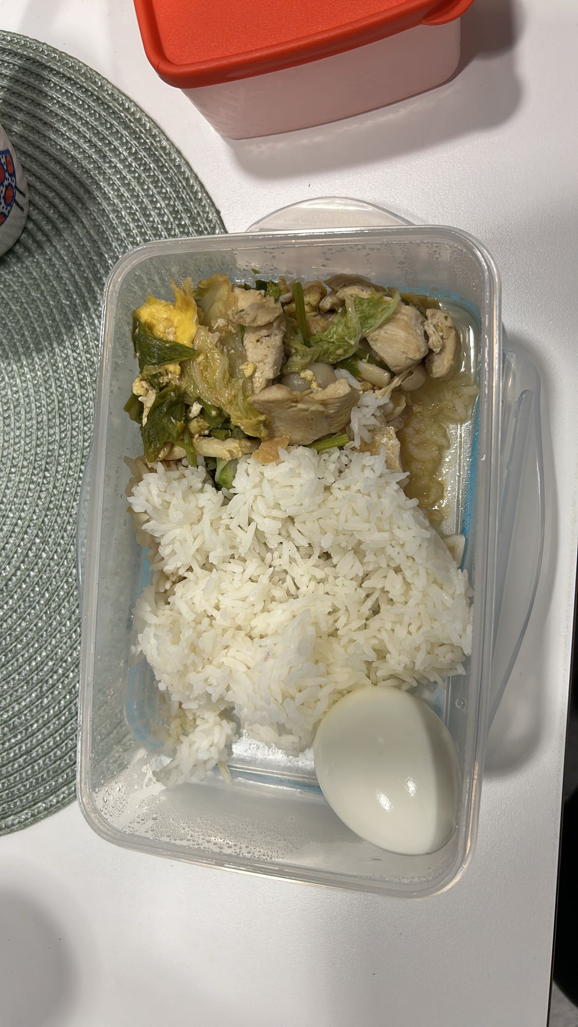 Kylling, ris og eggboks