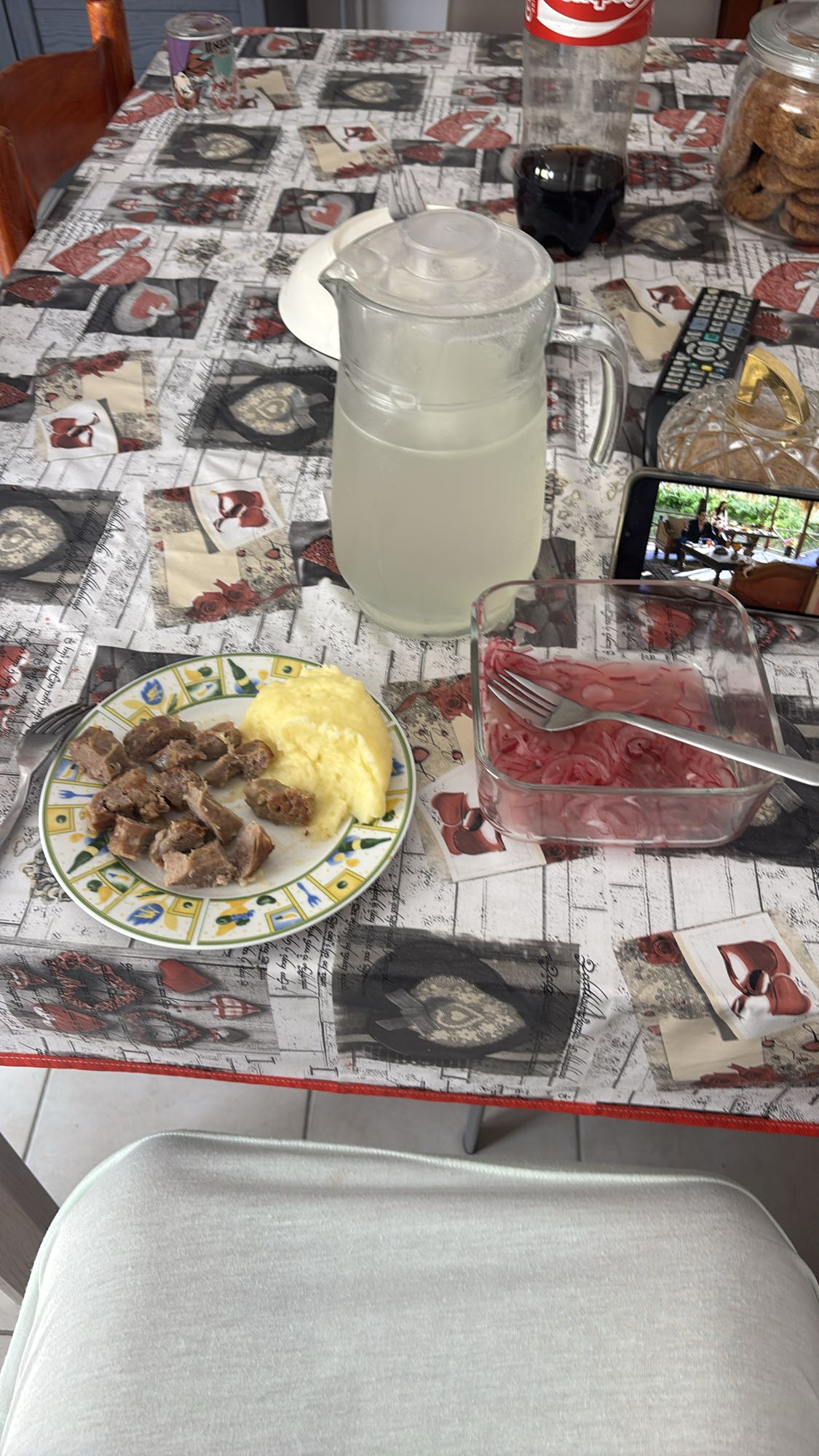 Salchicha con puré y cebolla