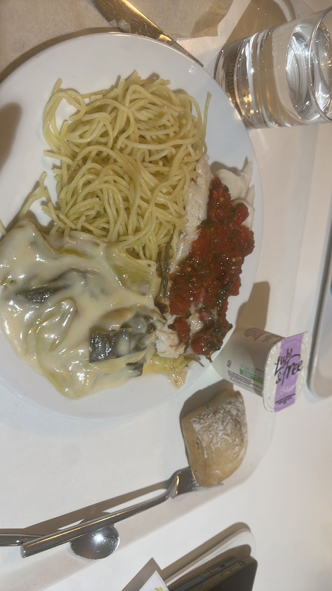 Assiette pâtes, poisson, pain