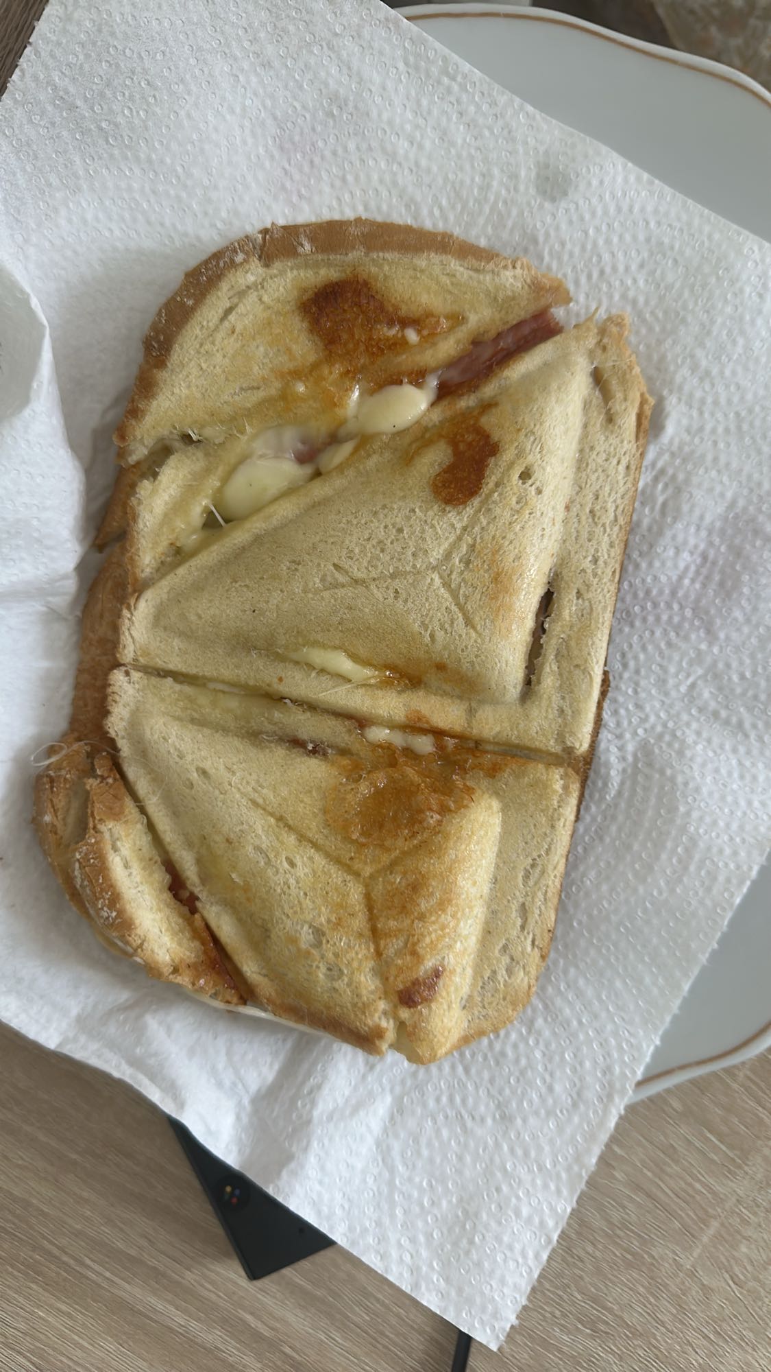 Sandviș cald cu șuncă și cașcaval