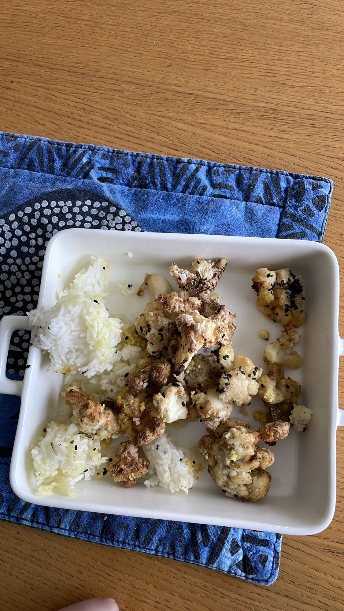 Ryż jaśminowy z kurczakiem oraz z kalafiorem z czarnym sezamem