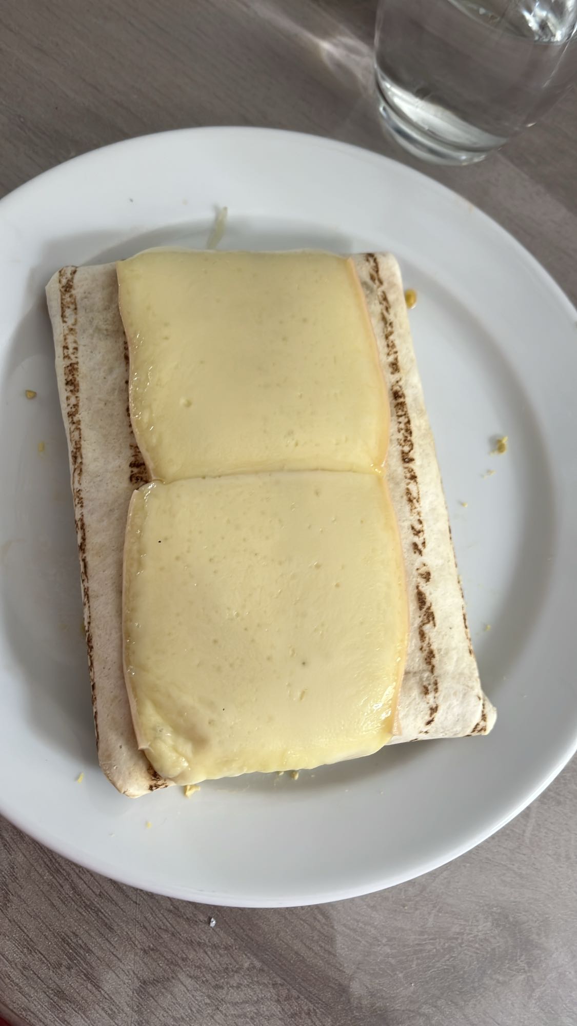 Wrap au fromage fondu et bœuf avec frites et sauce Burger