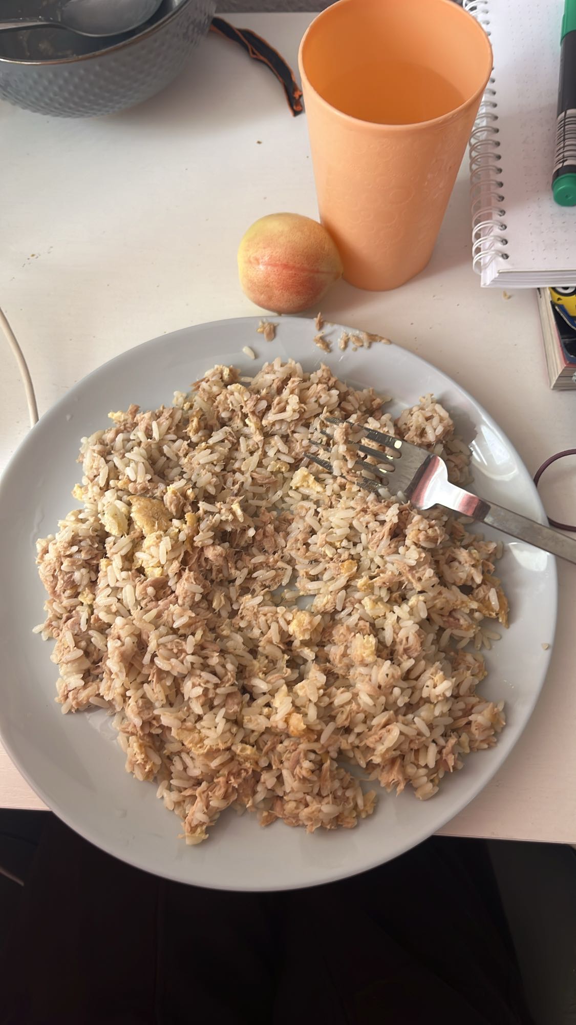 arroz con atún y durazno