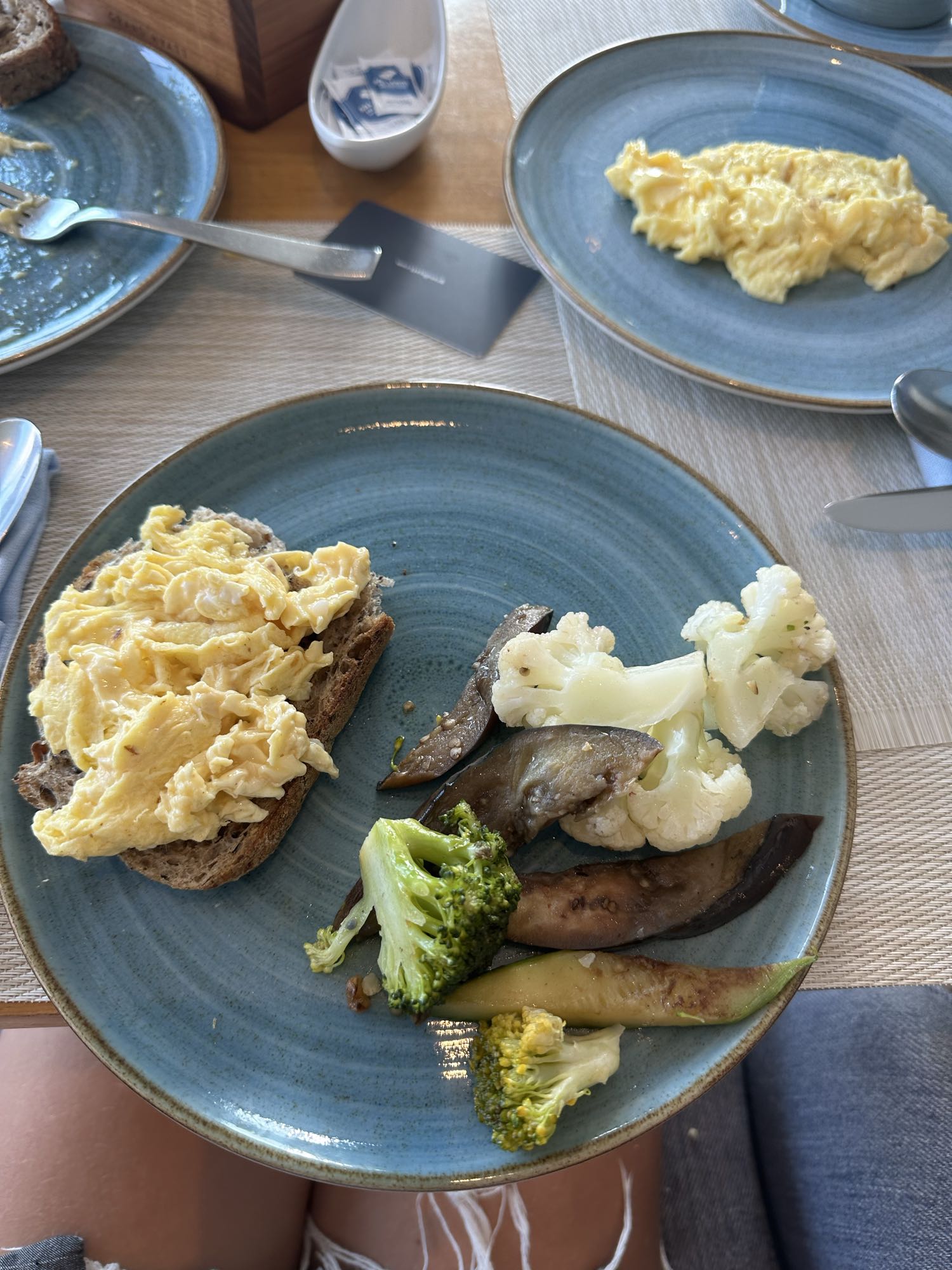 Tostada con huevo y verduras