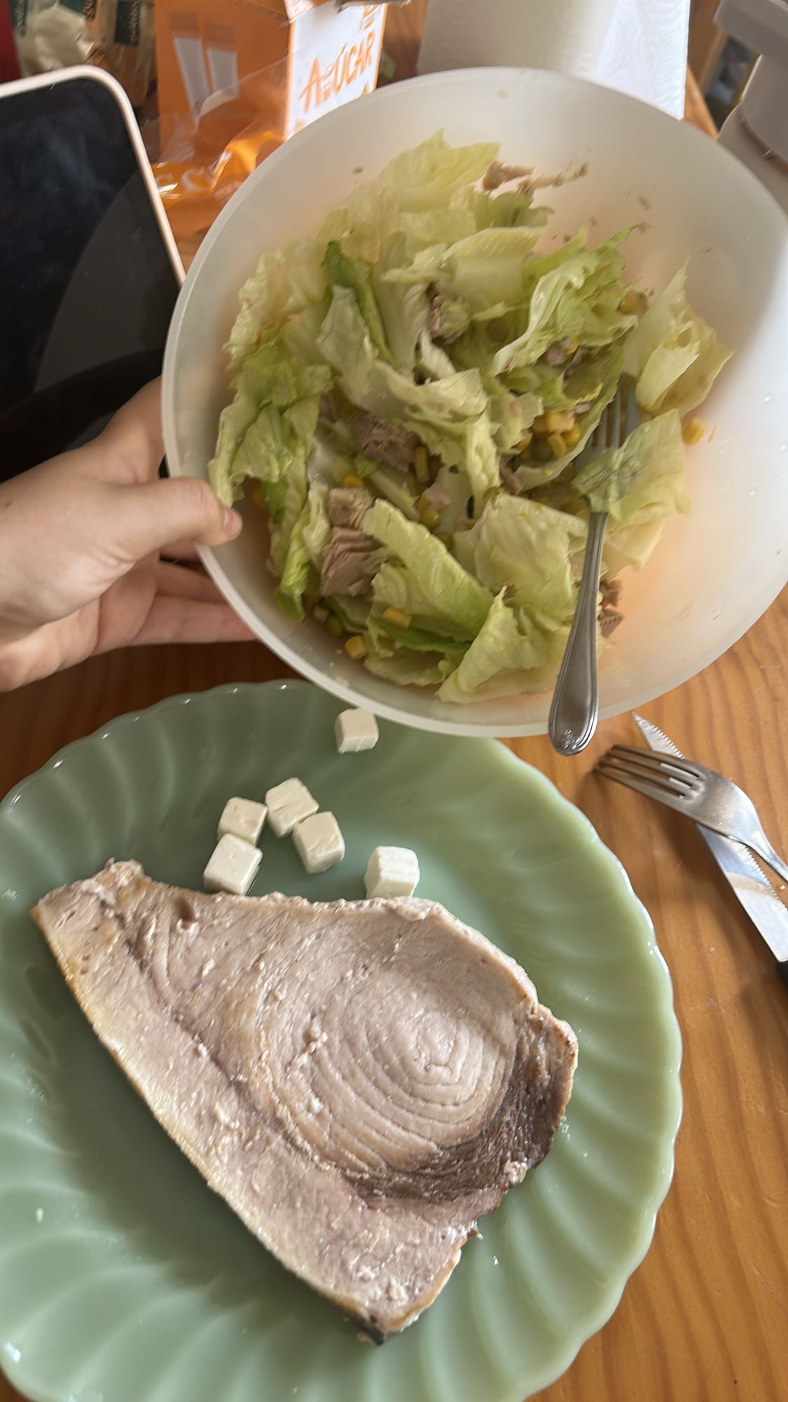 ensalada con atún y queso