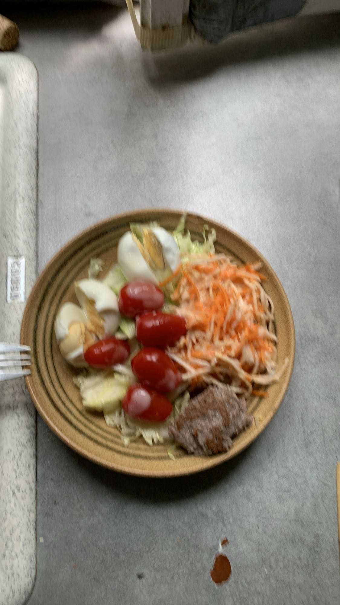 Salade œuf steak crudités