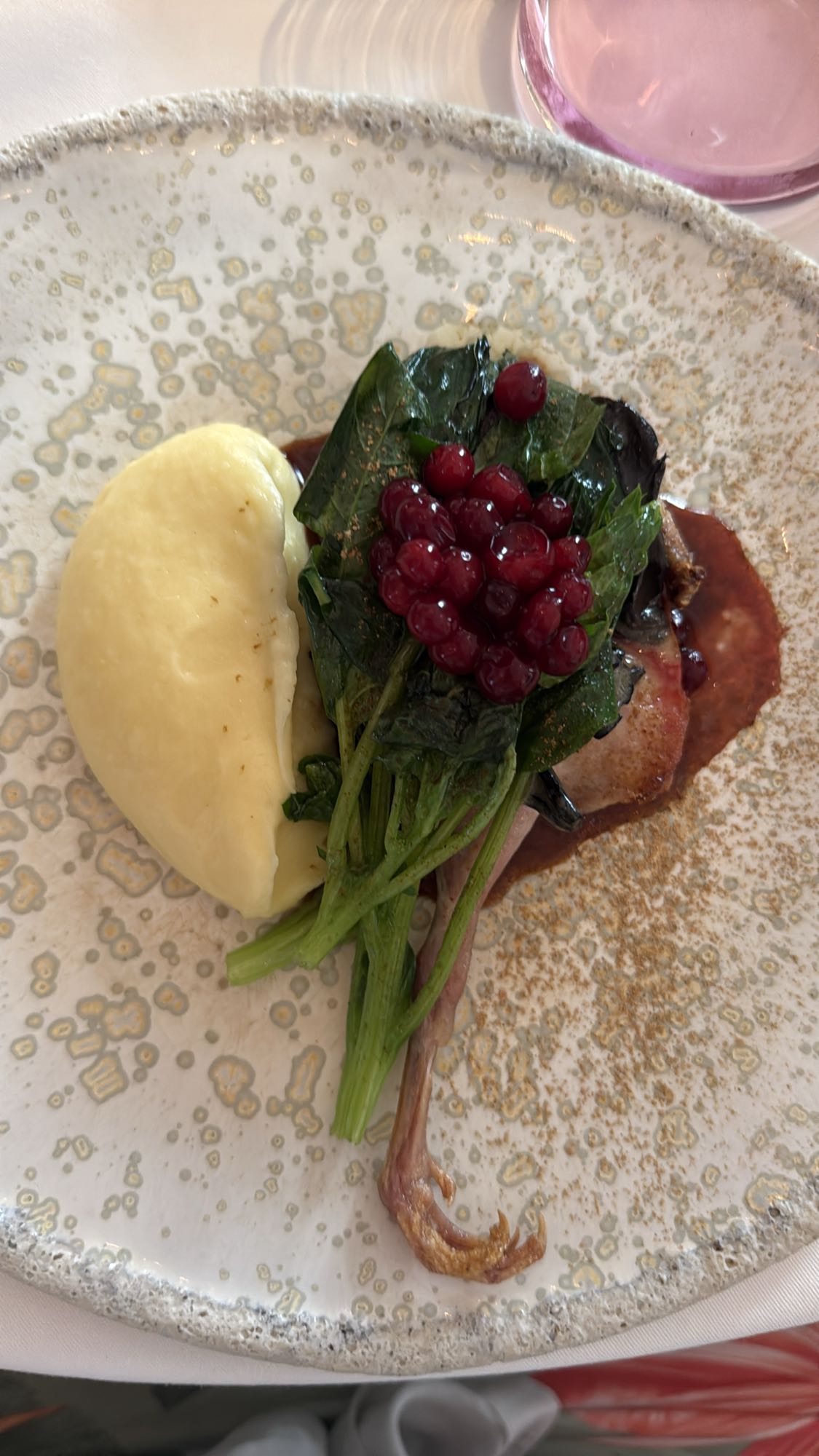 Картофель с уткой и ягодами