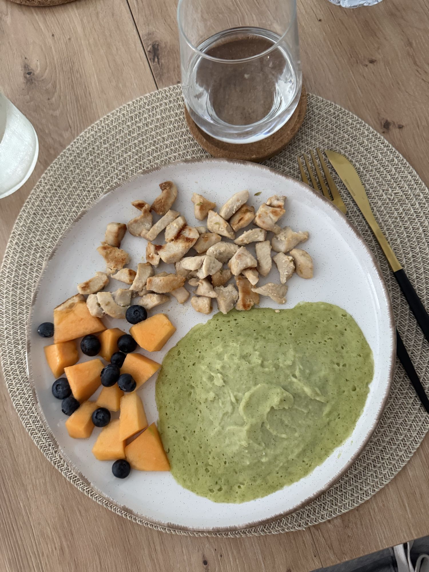 Frango, purê e frutas