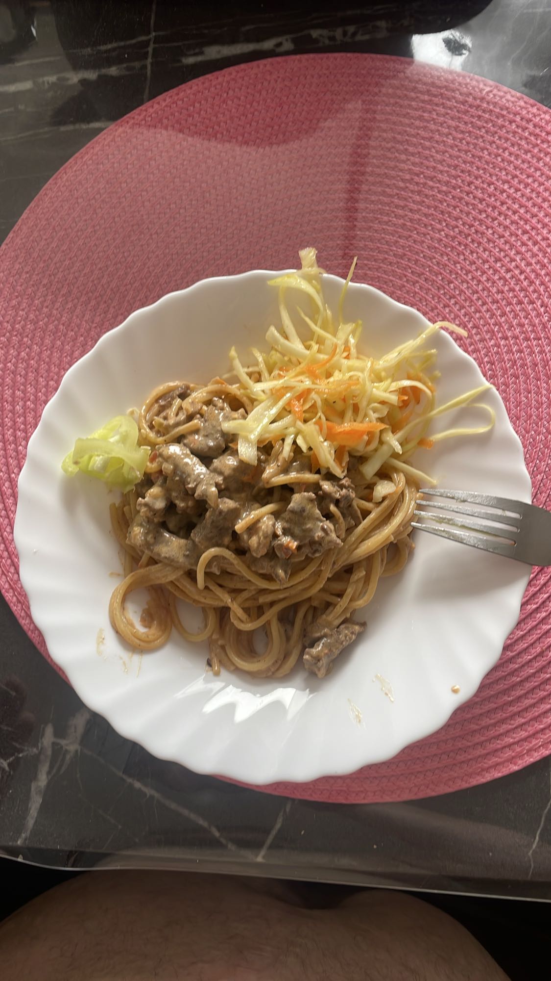 Pasta med nötkött & sallad