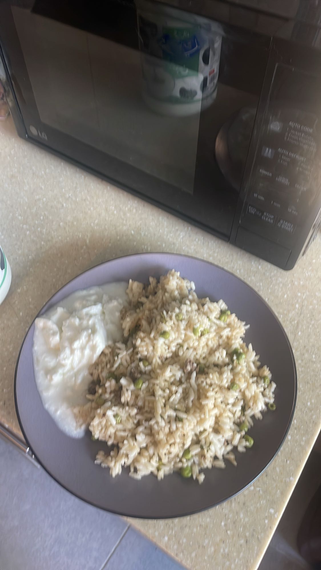 Rice with peas and yogurt