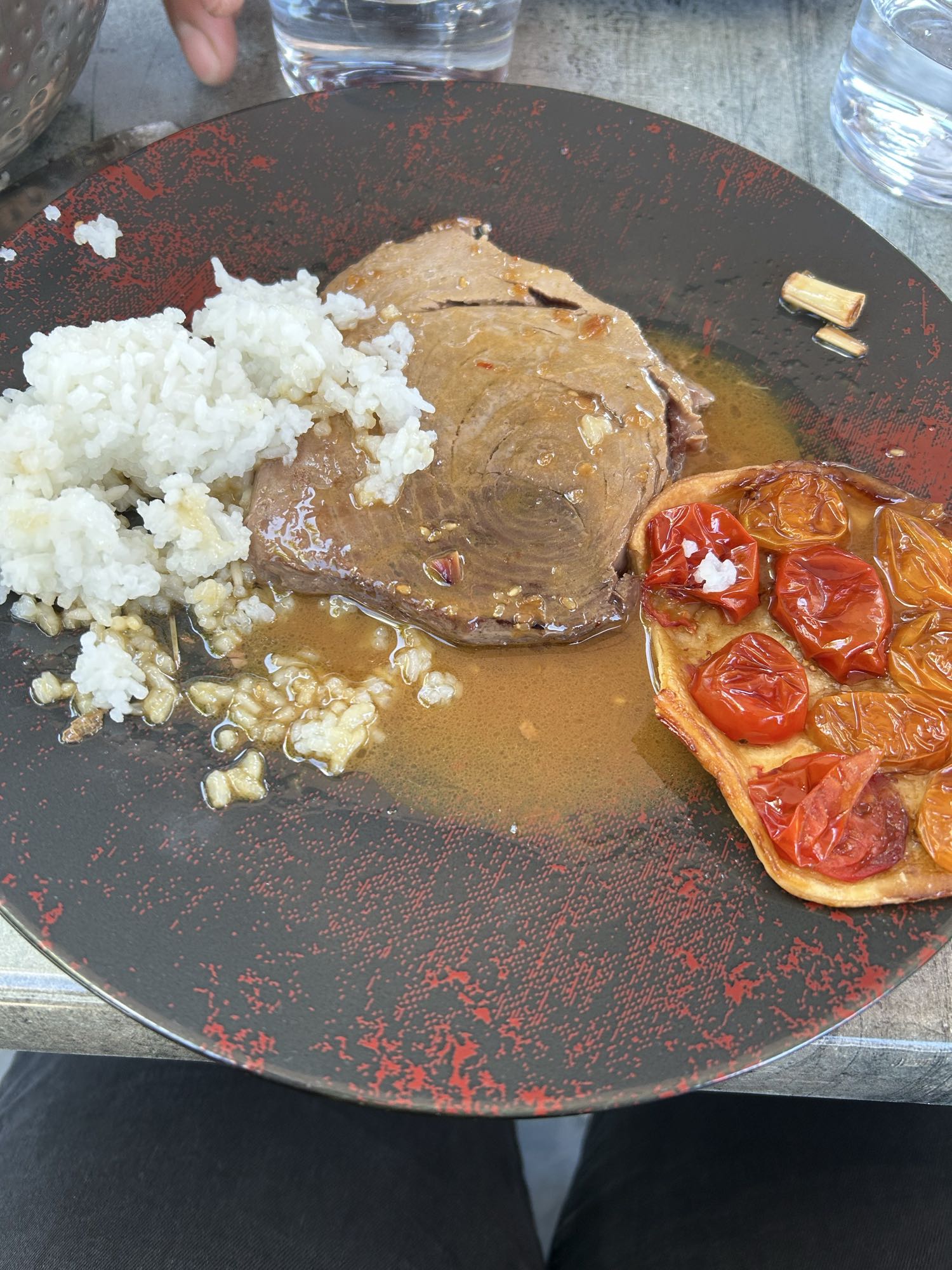 Thon, riz et tomates rôties