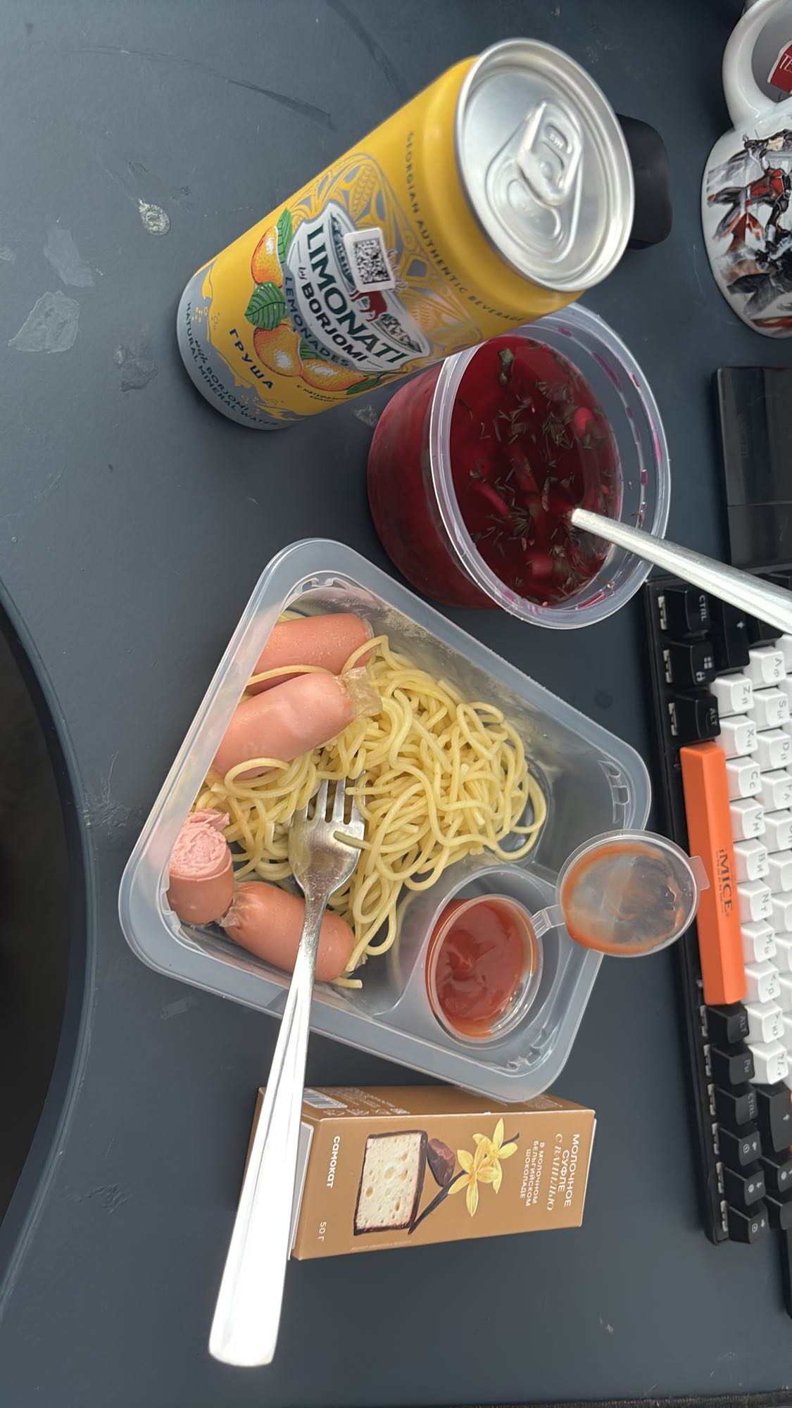 Сосиски с макаронами и напитки