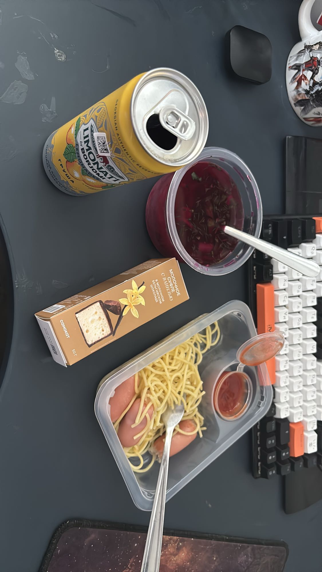 Сосиски с макаронами и напитки