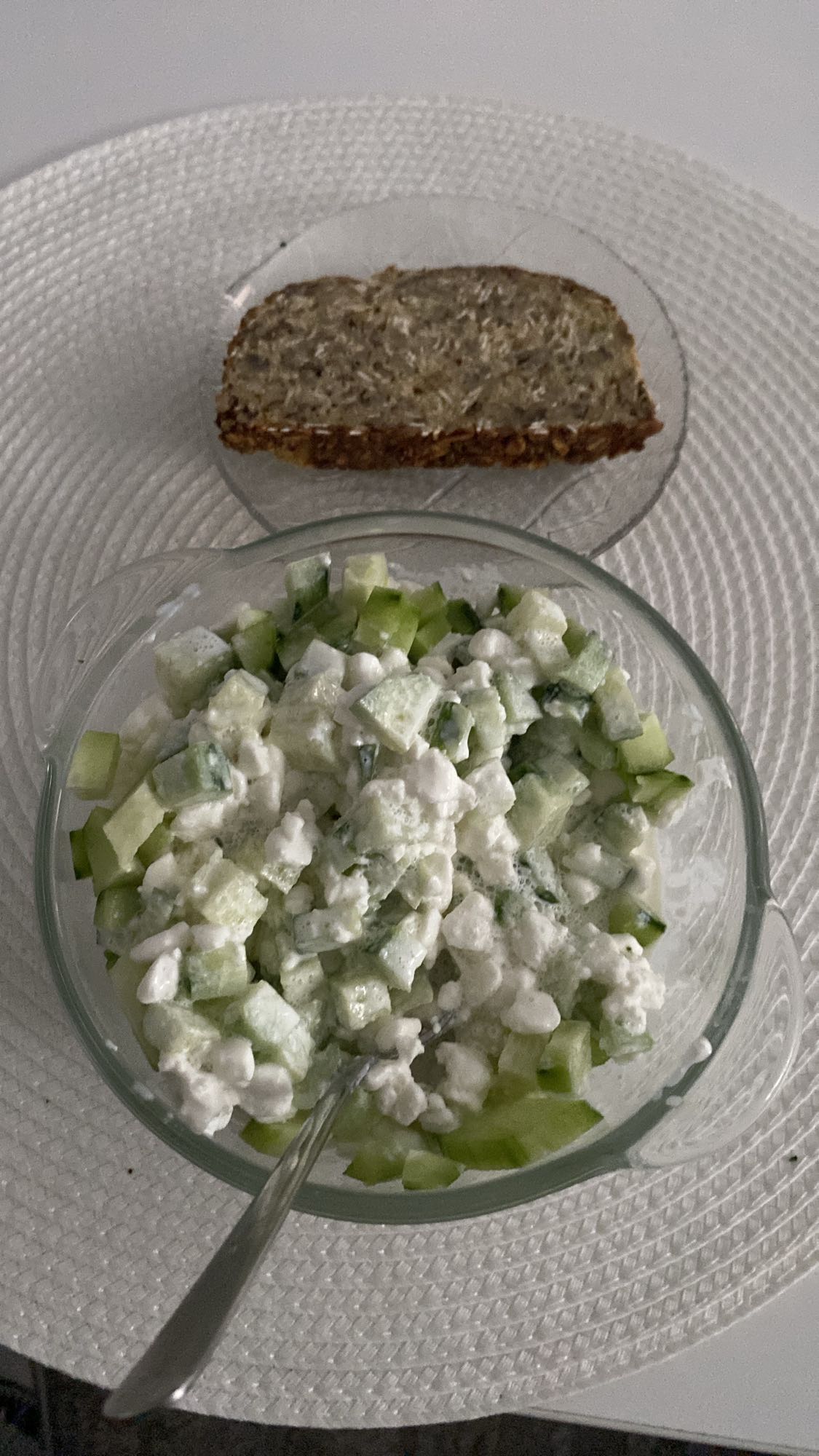 Sałatka z twarogiem i chlebem