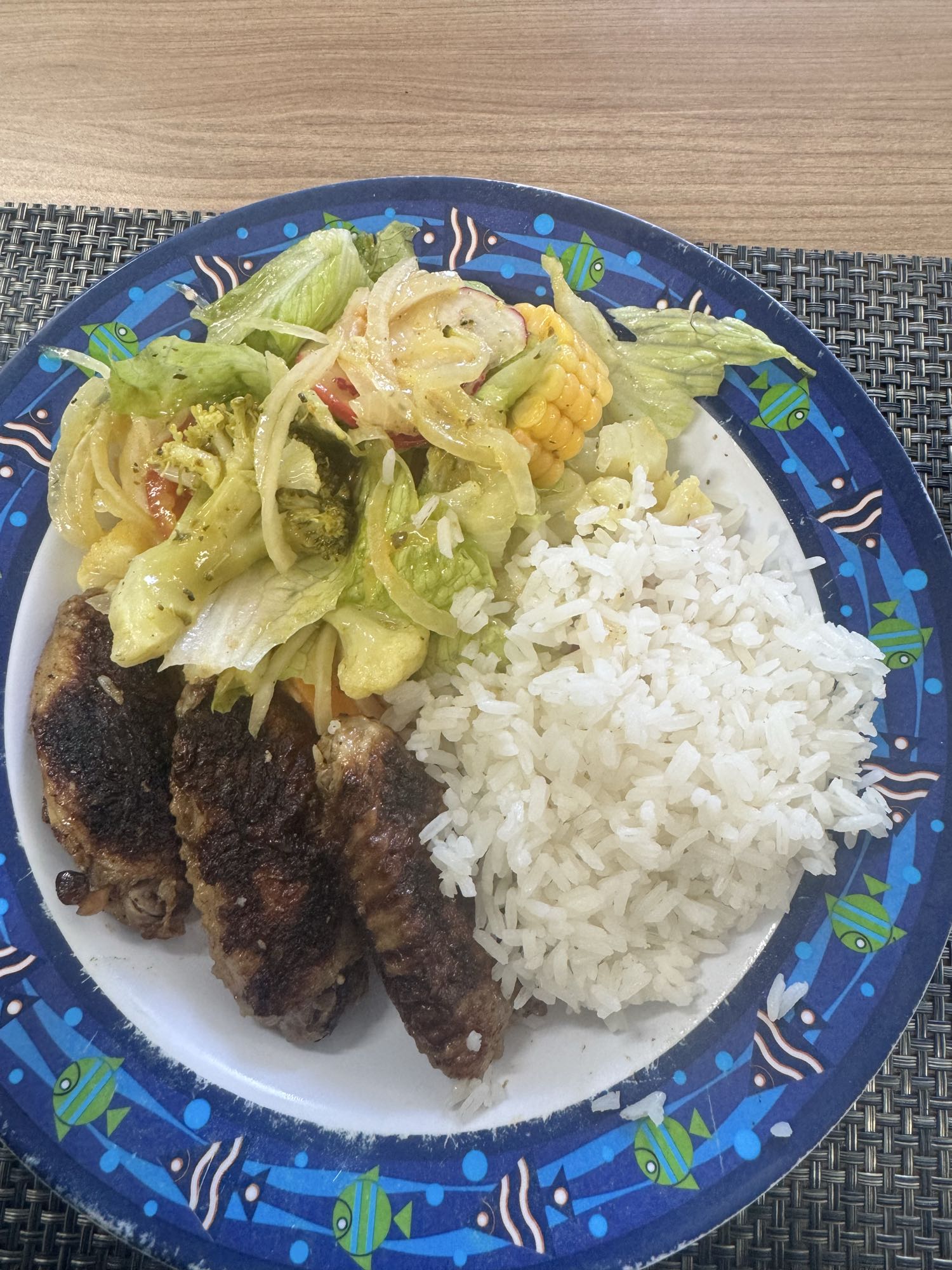 Frango com arroz e salada