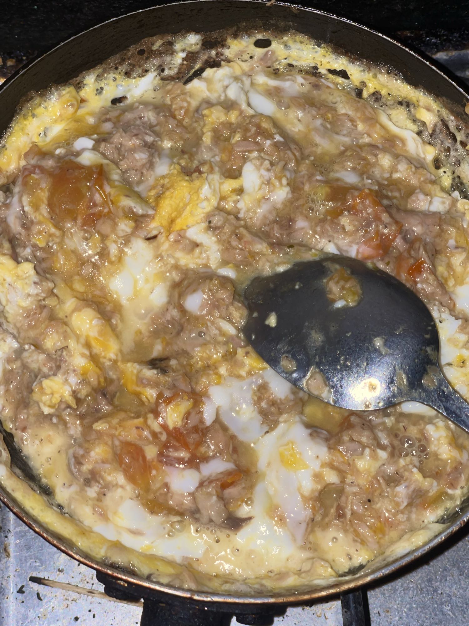 Huevos revueltos con atún