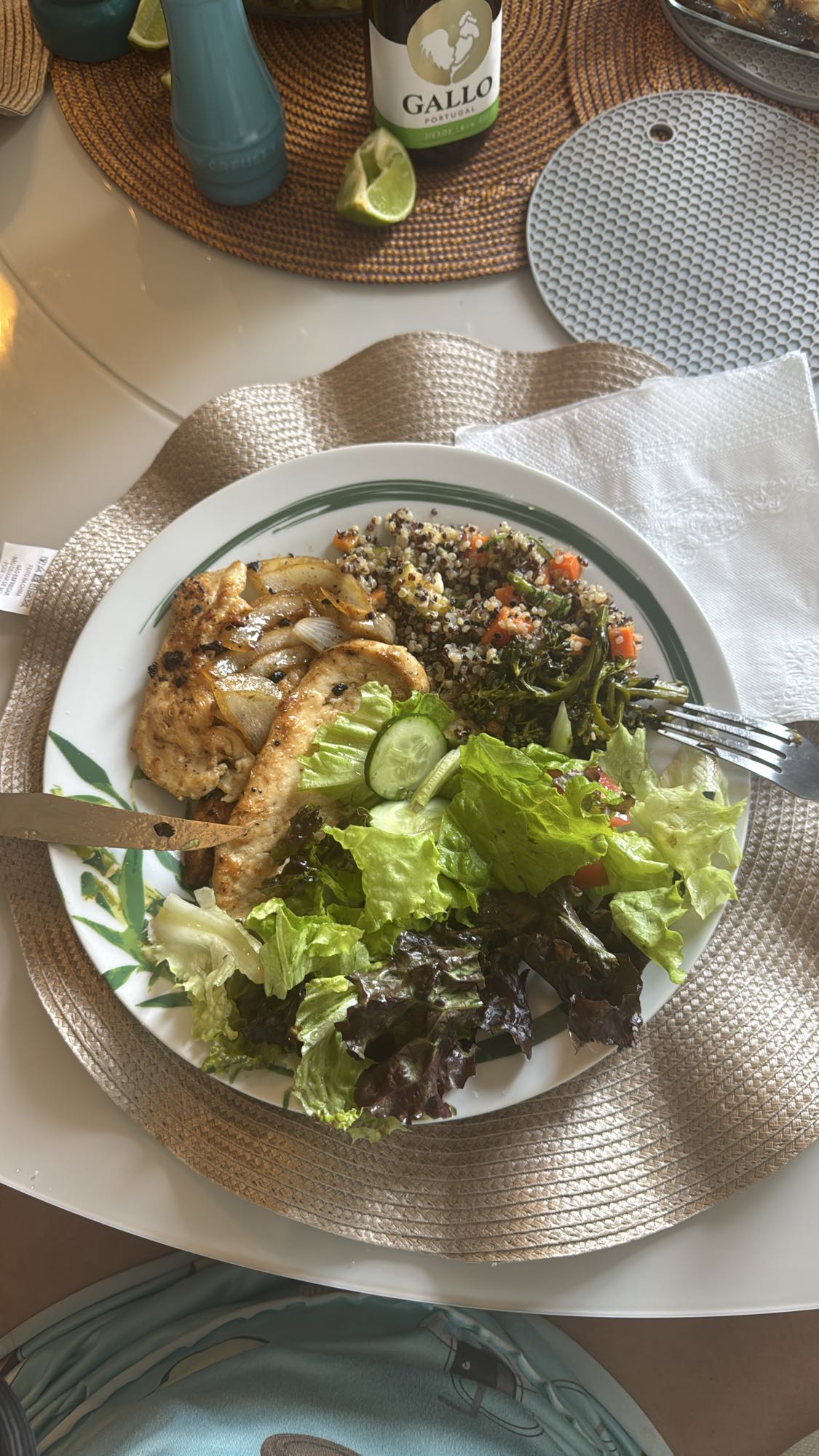 Frango grelhado com quinoa e salada