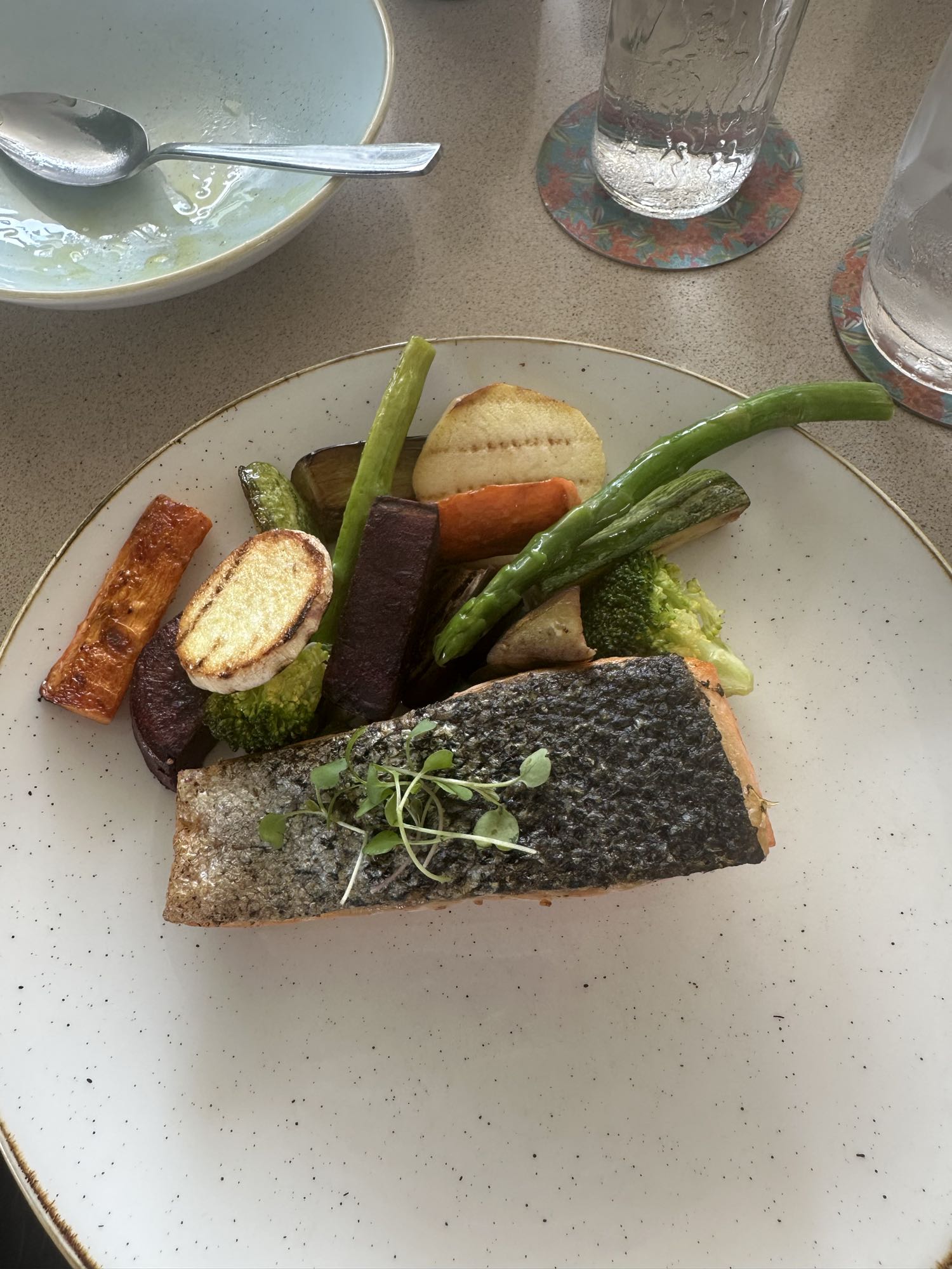 Salmón con vegetales