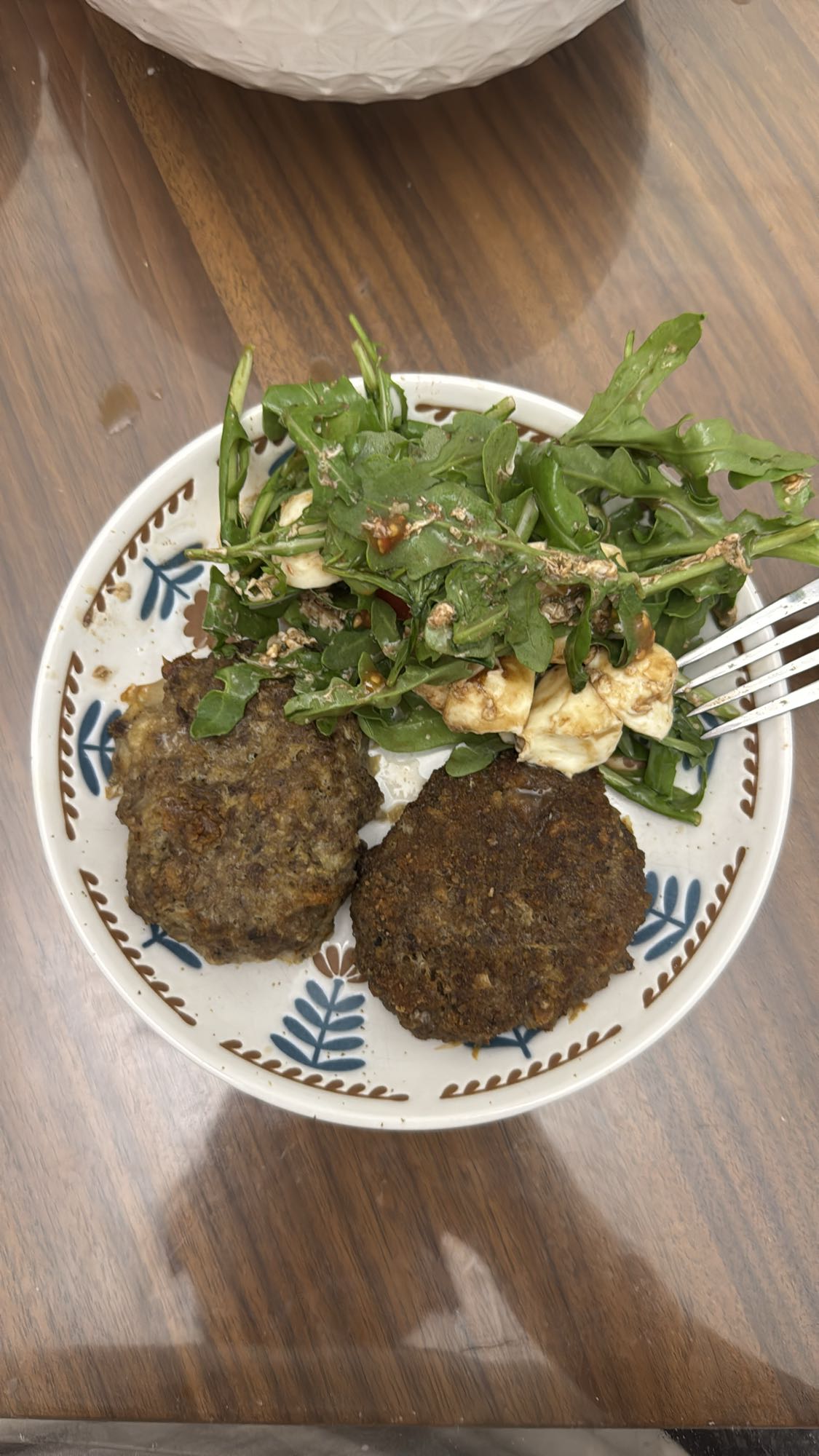 котлеты с салатом